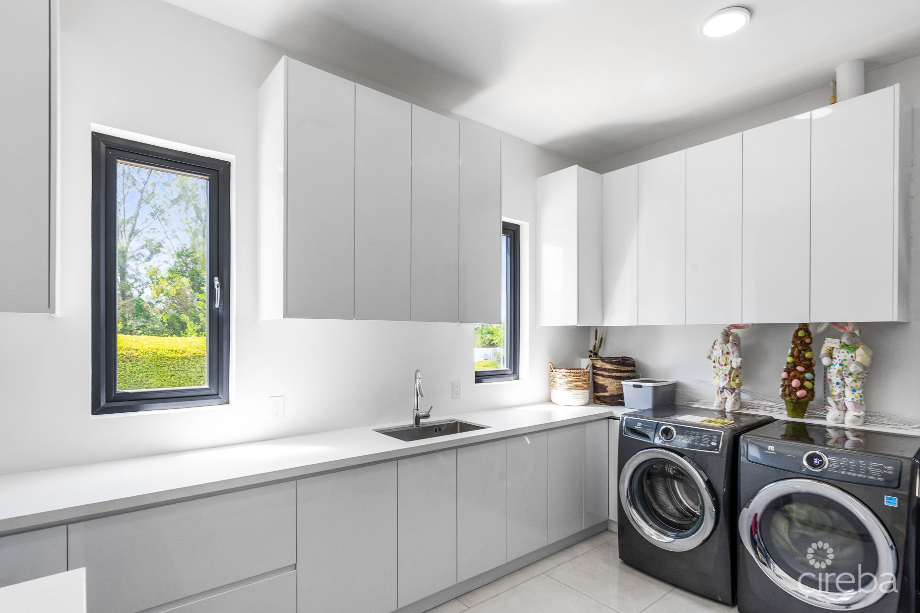 48 HAVEN CIRCLE - MODERN SINGLE FAMILY HOME