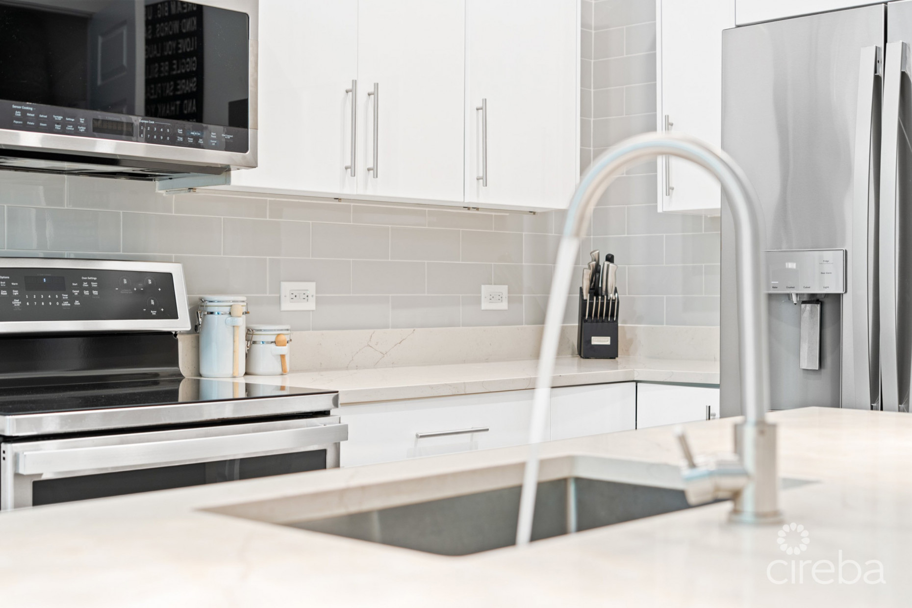 ELEVEN PARC TOWNHOME – PRIME LOCATION IN SEVEN MILE BEACH CORRIDOR