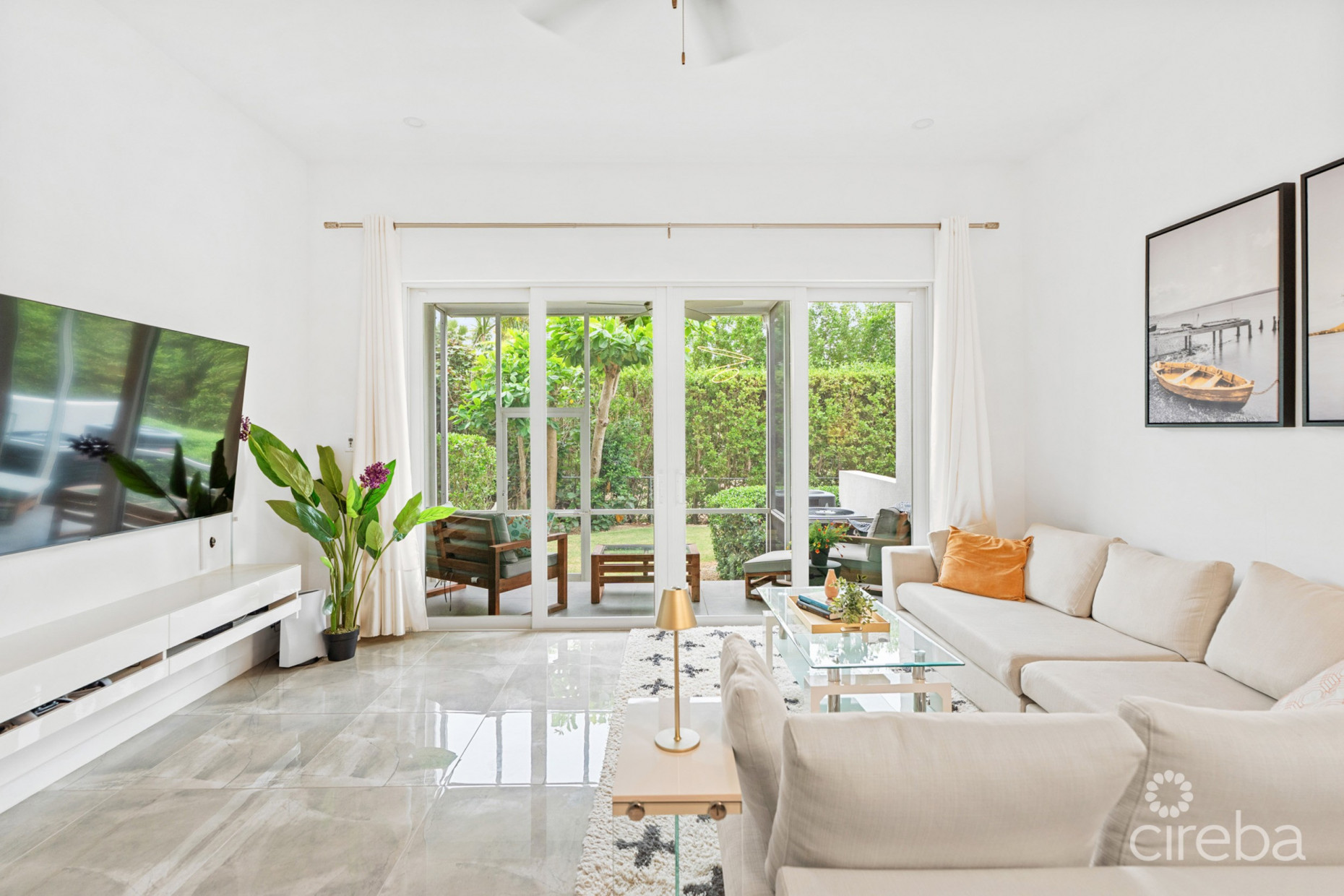 ELEVEN PARC TOWNHOME – PRIME LOCATION IN SEVEN MILE BEACH CORRIDOR