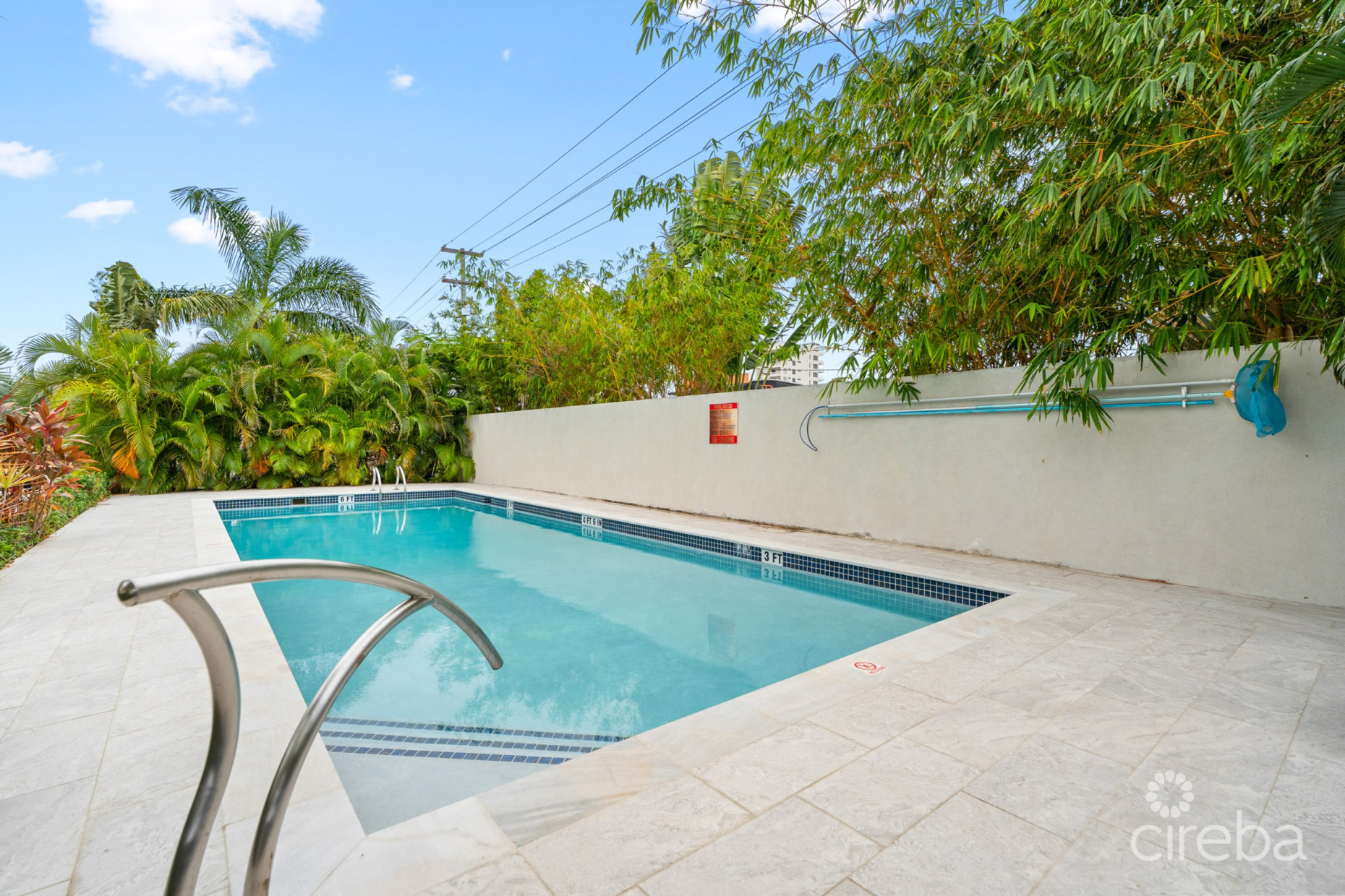 ELEVEN PARC TOWNHOME – PRIME LOCATION IN SEVEN MILE BEACH CORRIDOR