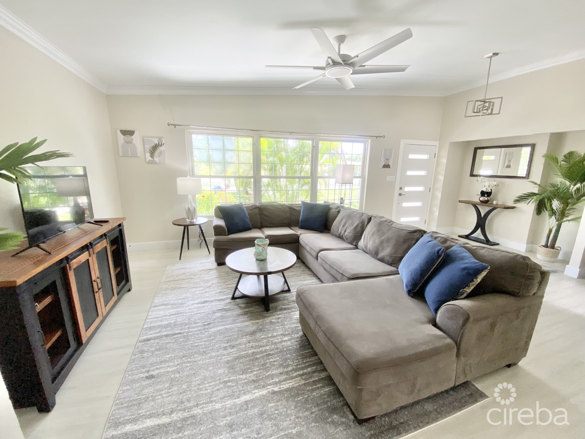 STUNNINGLY RENOVATED 3 BED +DEN HOME IN GEORGE TOWN