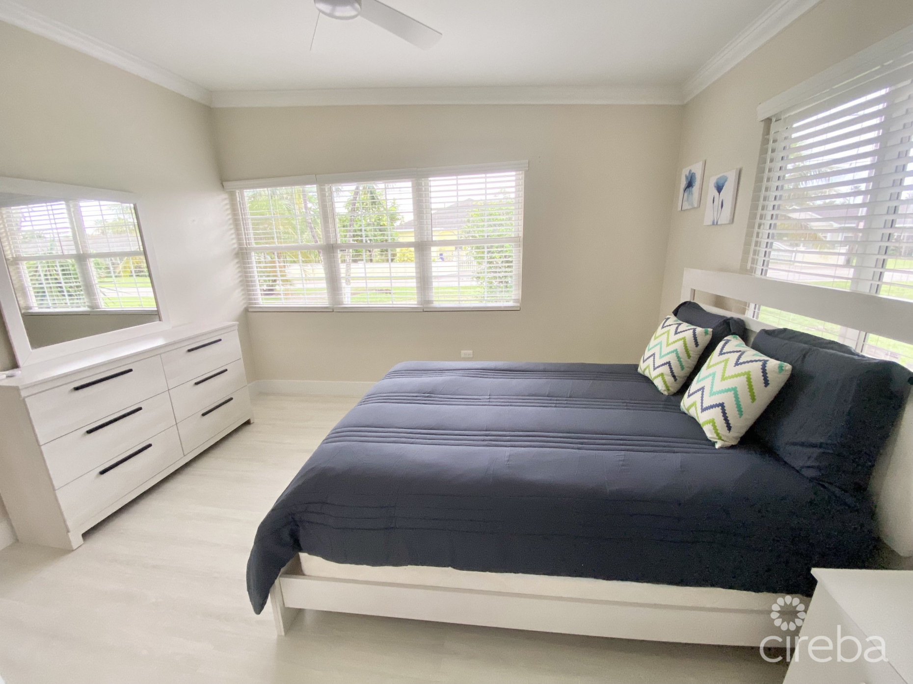 STUNNINGLY RENOVATED 3 BED +DEN HOME IN GEORGE TOWN