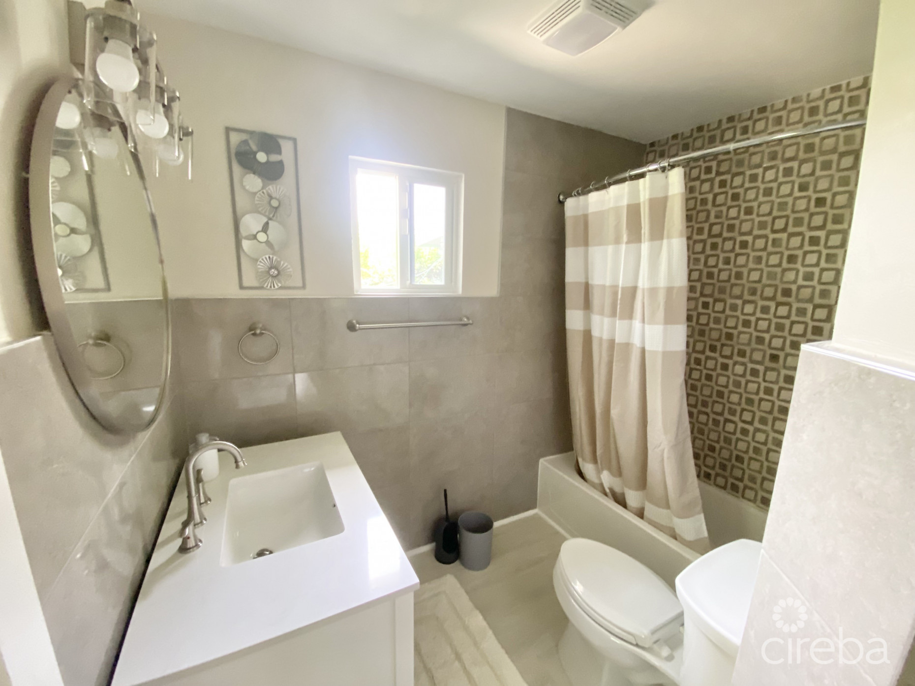 STUNNINGLY RENOVATED 3 BED +DEN HOME IN GEORGE TOWN