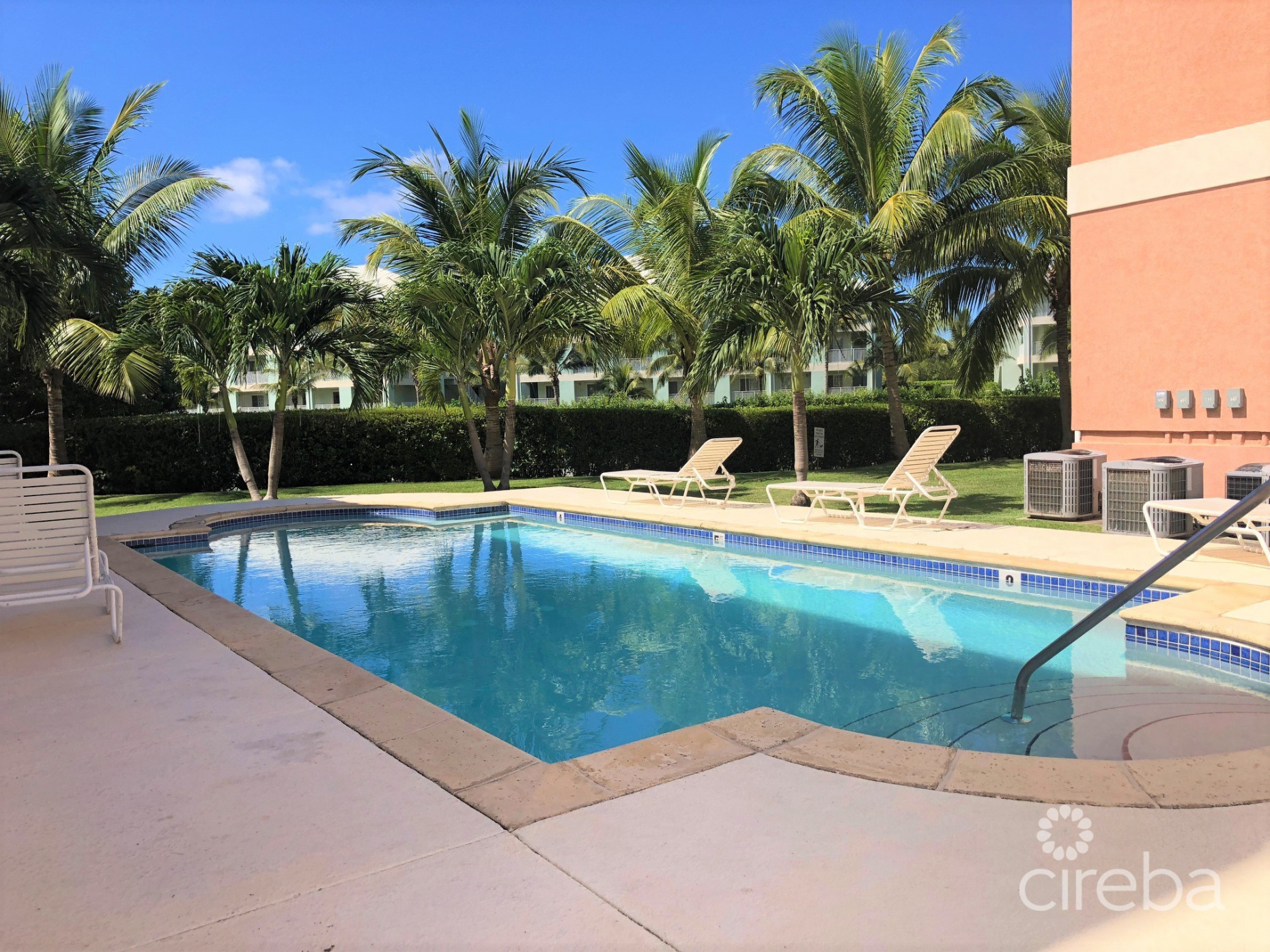 LAKESIDE--1BED/1BATH--MINUTES TO CAMANA BAY/SEVEN MILE BEACH