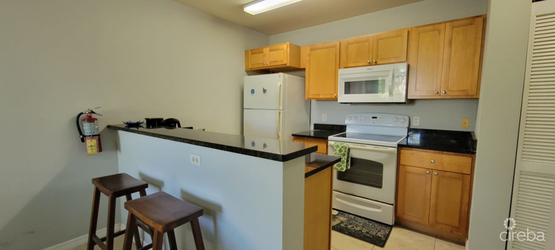 LAKESIDE--1BED/1BATH--MINUTES TO CAMANA BAY/SEVEN MILE BEACH