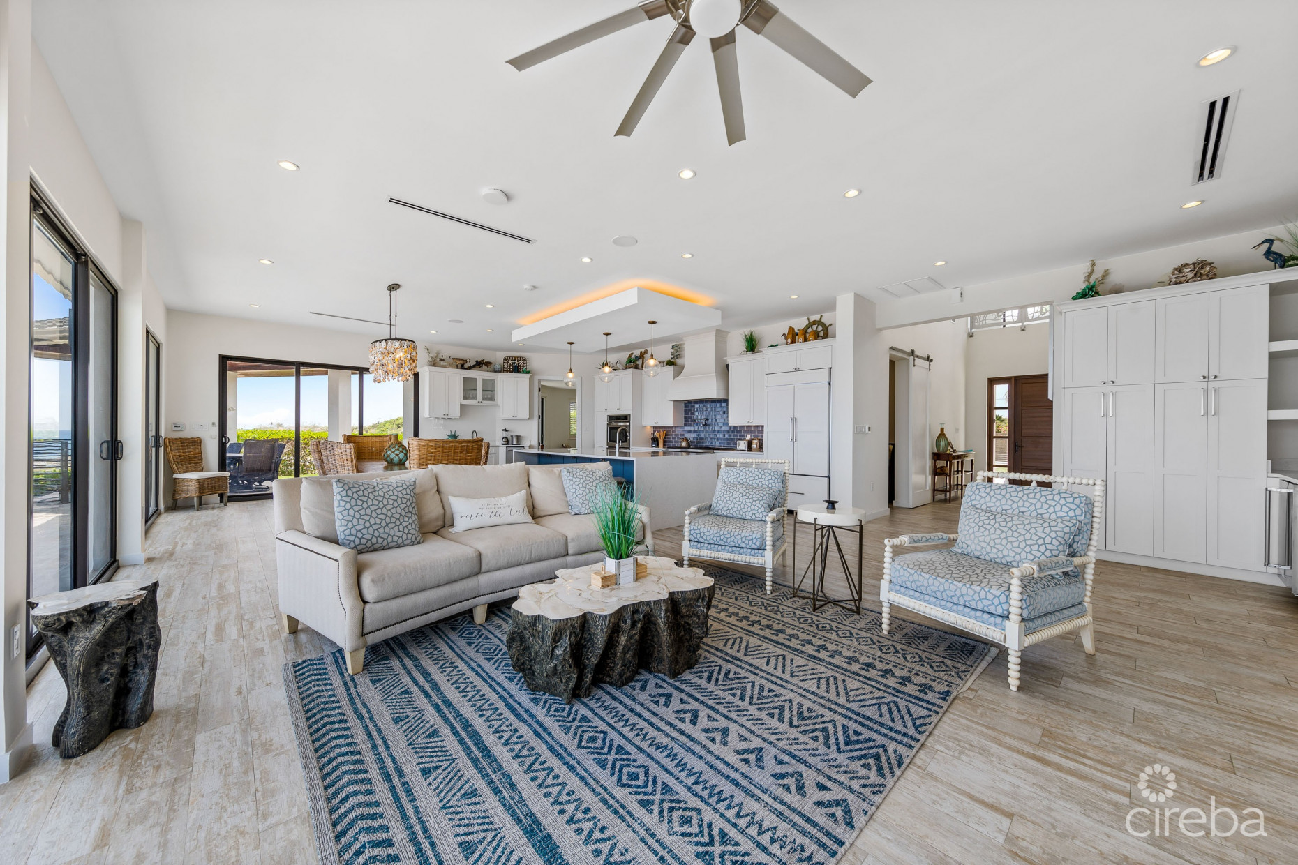 BELLA VISTA-LUXURY PANORAMIC OCEANFRONT 5 BEDROOM ESTATE