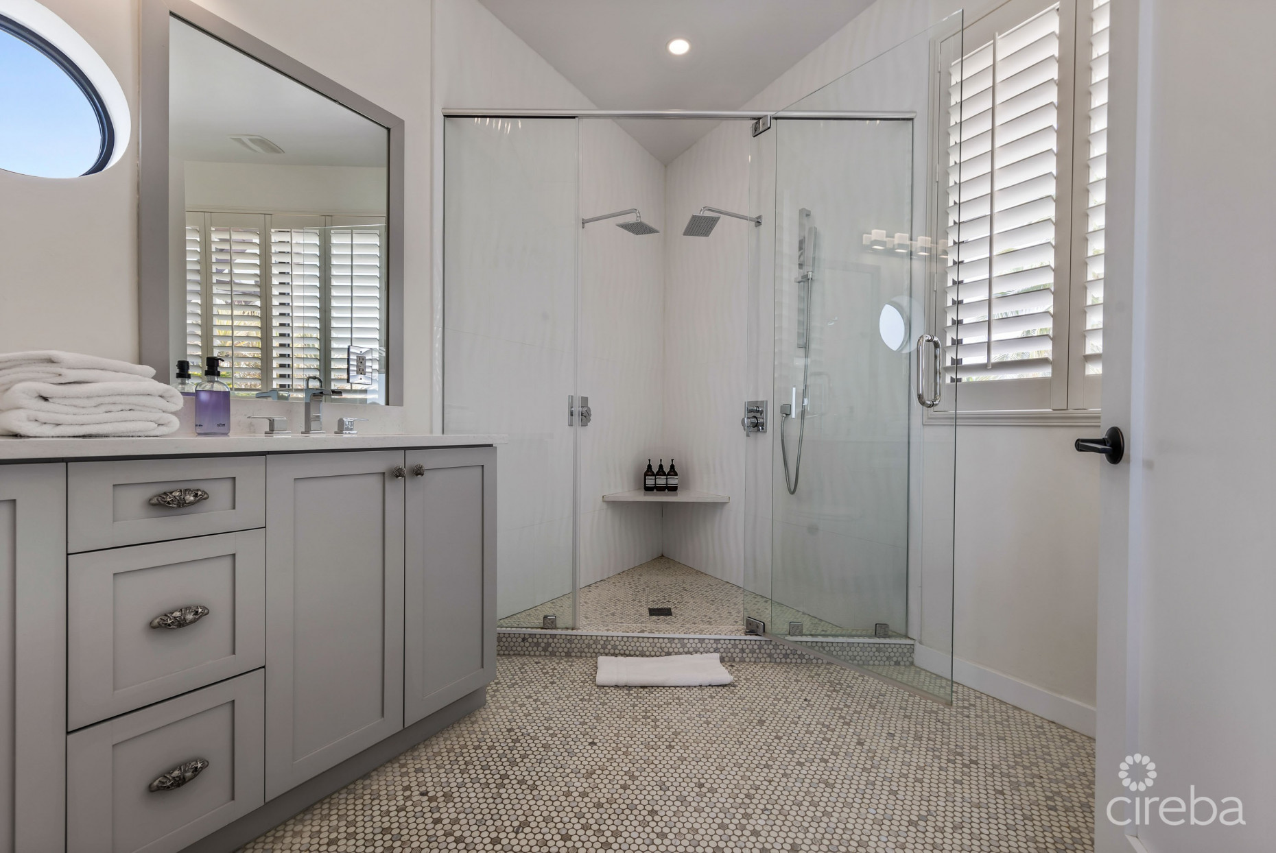 BELLA VISTA-LUXURY PANORAMIC OCEANFRONT 5 BEDROOM ESTATE