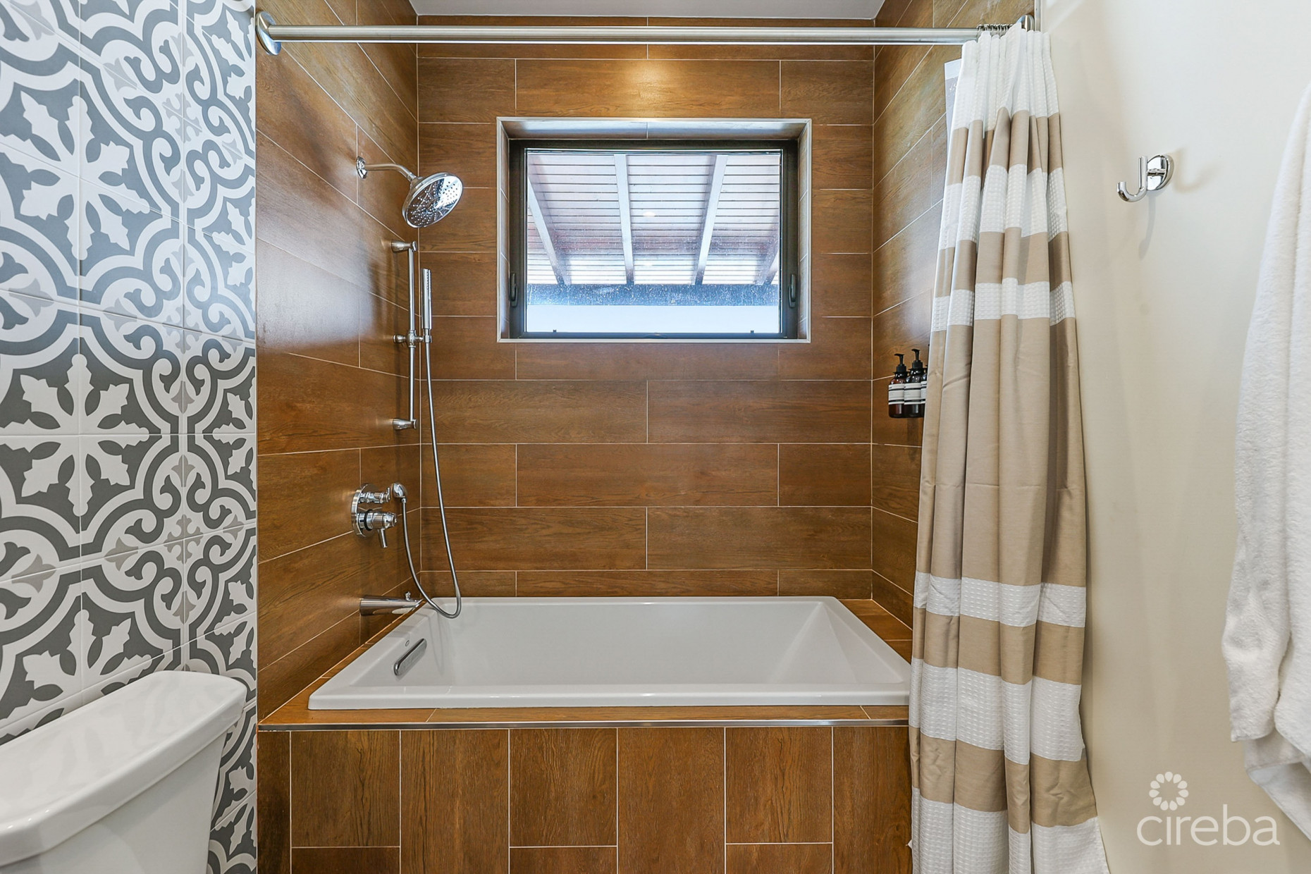 BELLA VISTA-LUXURY PANORAMIC OCEANFRONT 5 BEDROOM ESTATE