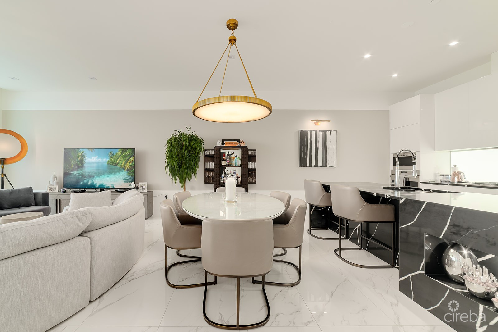 FIN- CHIC 4 BED W DEN CONDO