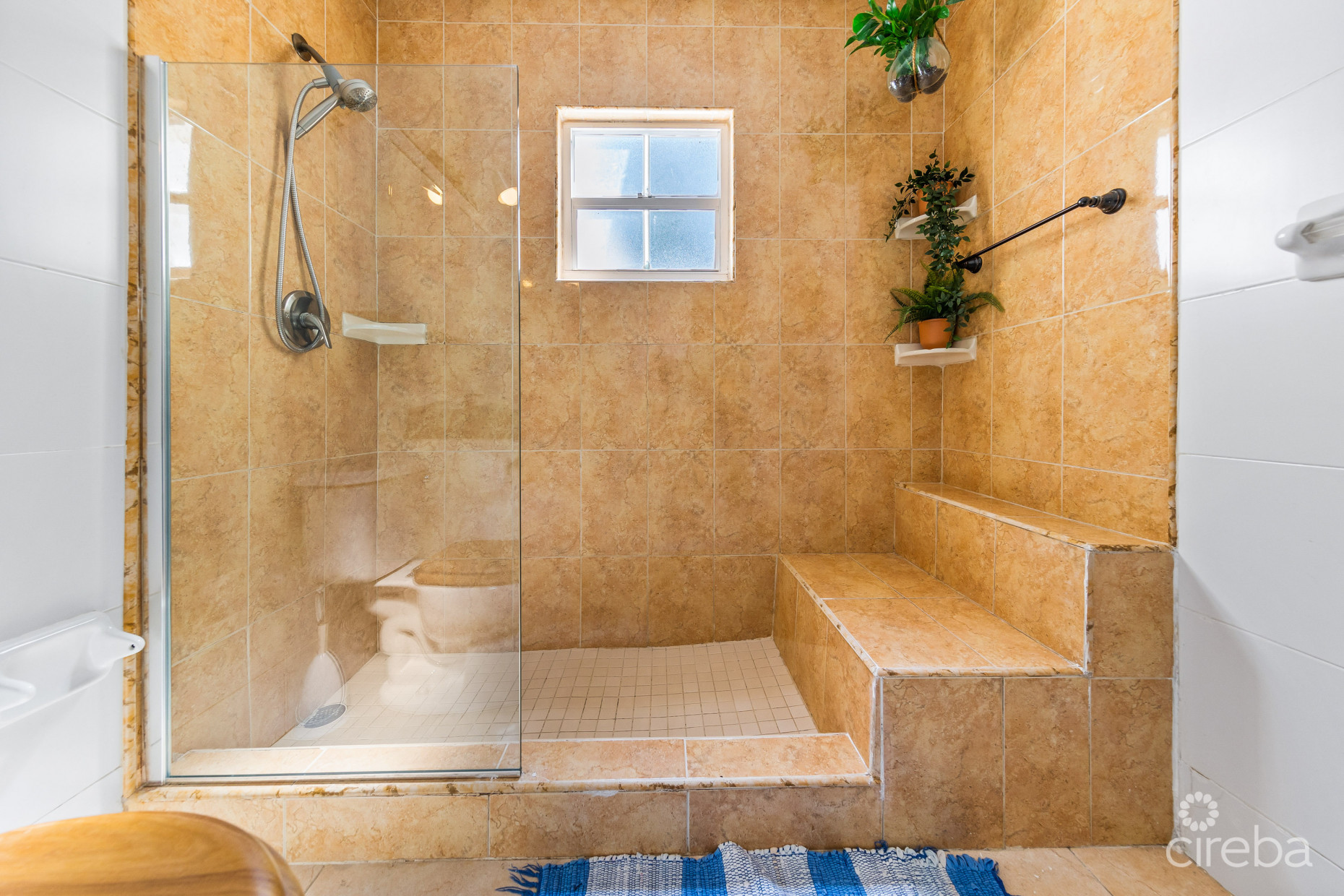 RALEIGH QUAY, GOVERNORS HARBOUR 1 BEDROOM APARTMENT