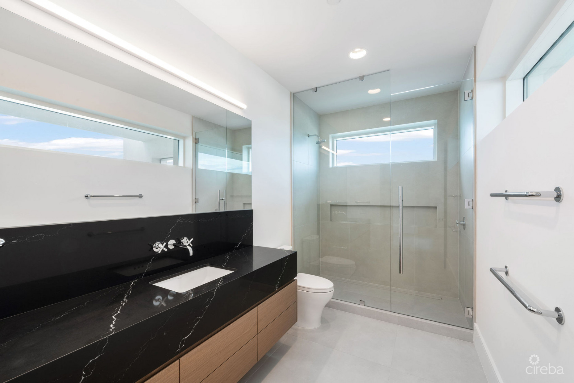 AQUA - BEACHFRONT RESIDENCE #5, SEVEN MILE BEACH