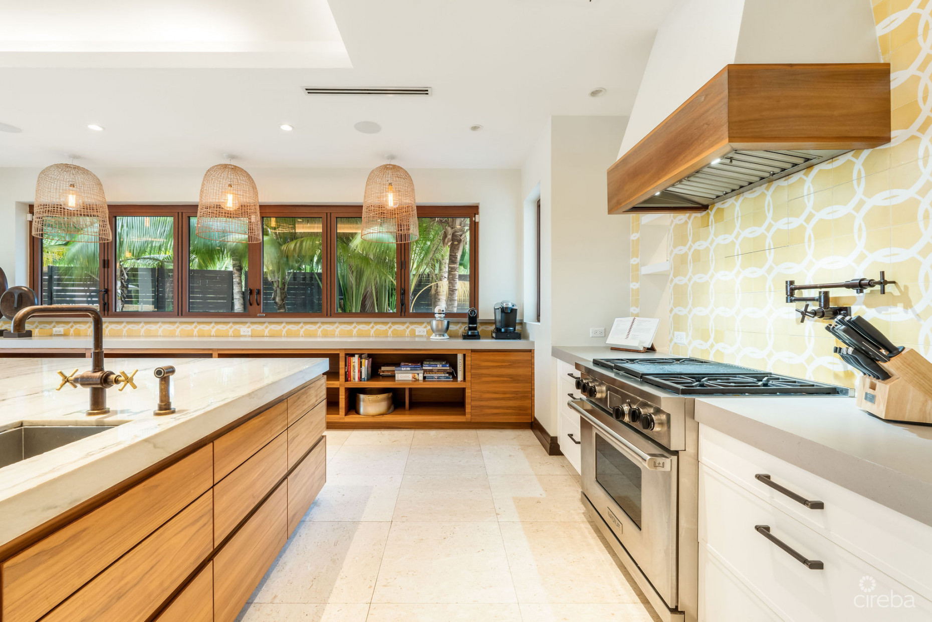 KEMPA KAI, BEACHFRONT HOME