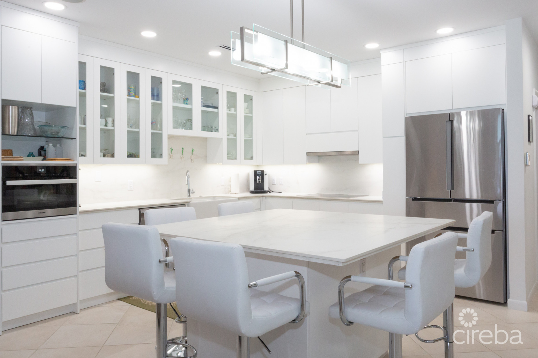 THE PALMS 14, SEVEN MILE BEACH PENTHOUSE