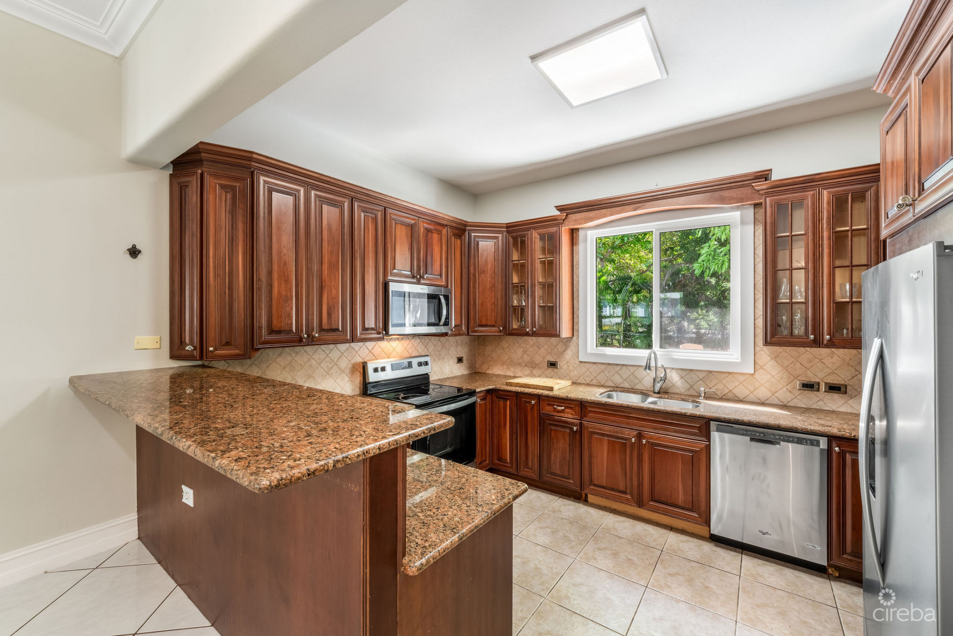 SPACIOUS 4-BEDROOM HOME IN TROPICAL GARDENS