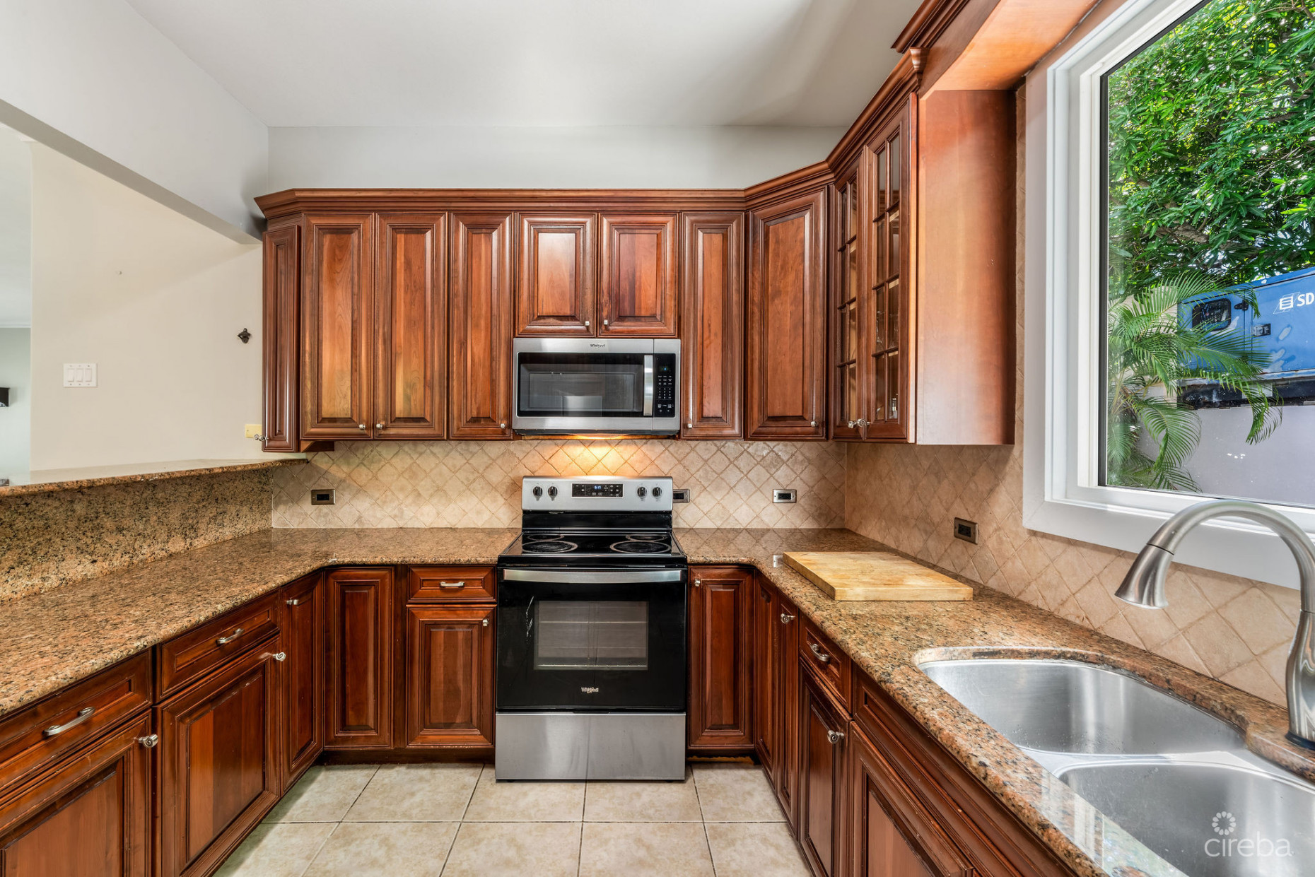 SPACIOUS 4-BEDROOM HOME IN TROPICAL GARDENS