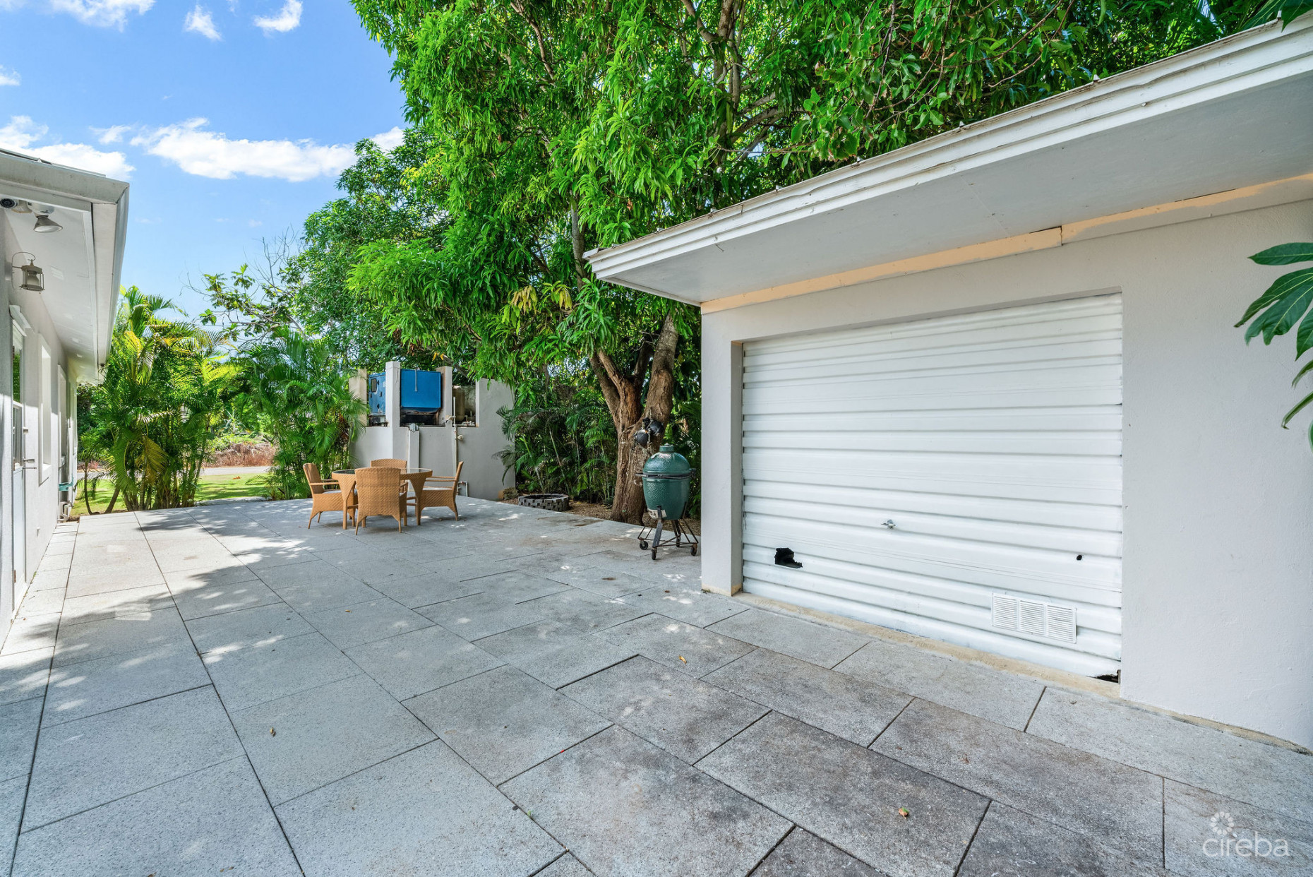 SPACIOUS 4-BEDROOM HOME IN TROPICAL GARDENS