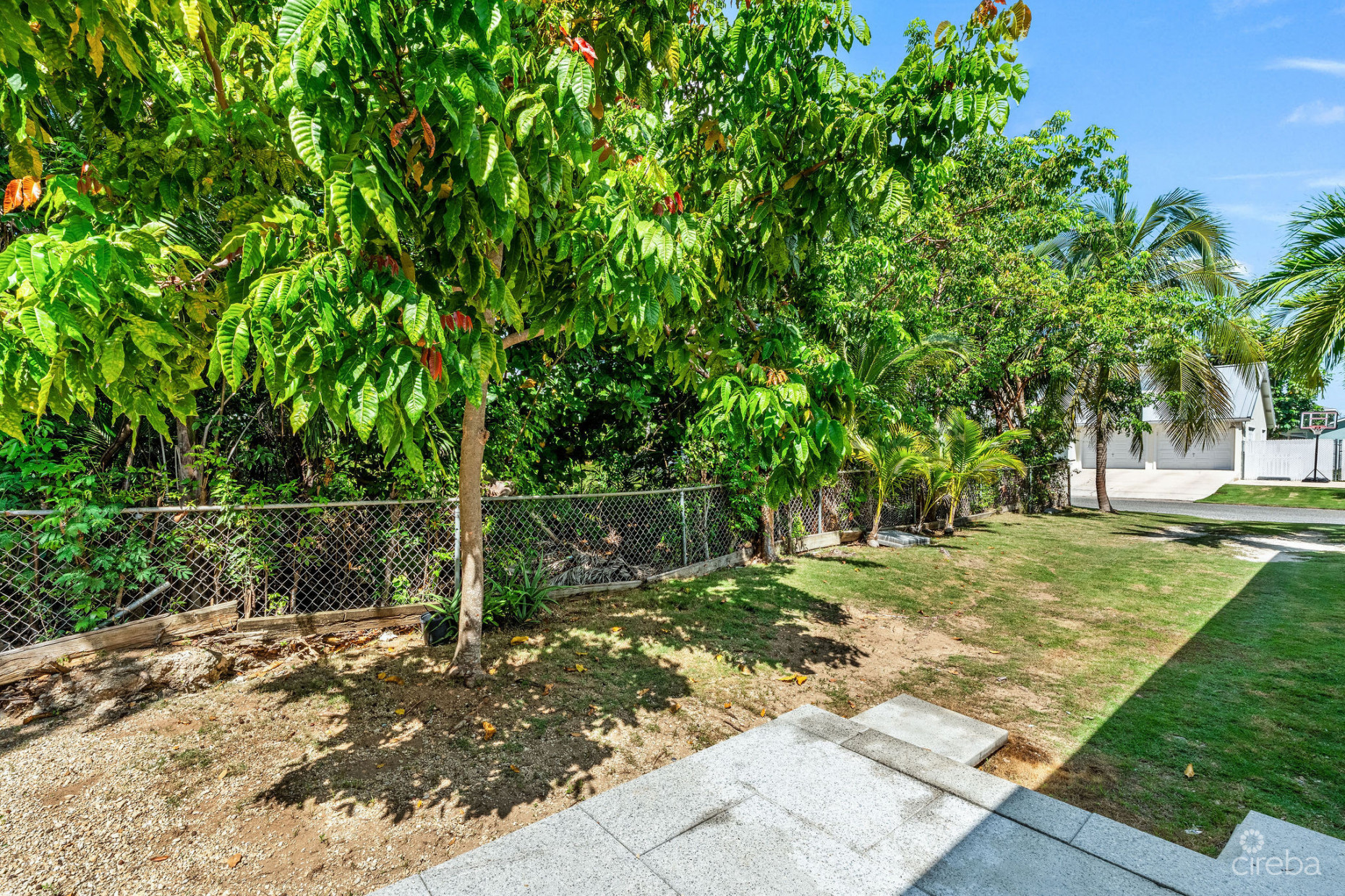 SPACIOUS 4-BEDROOM HOME IN TROPICAL GARDENS