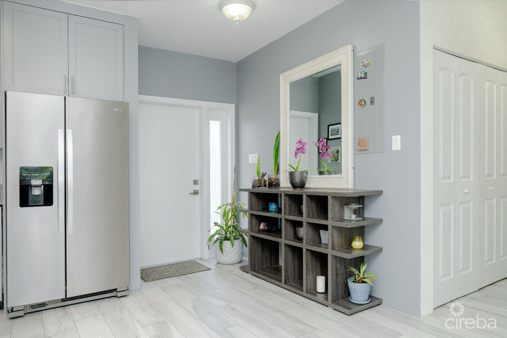 REDUCED - LAKEFRONT 3BEDS HOME ON PRIVATE LAND