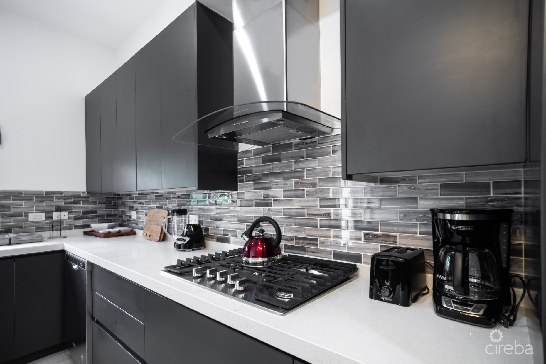 ACROSS FROM BEACH--SOUTH SOUND--3BED/3.5BATH TOWNHOUSE--FENCED YARD--THE MANTRAS