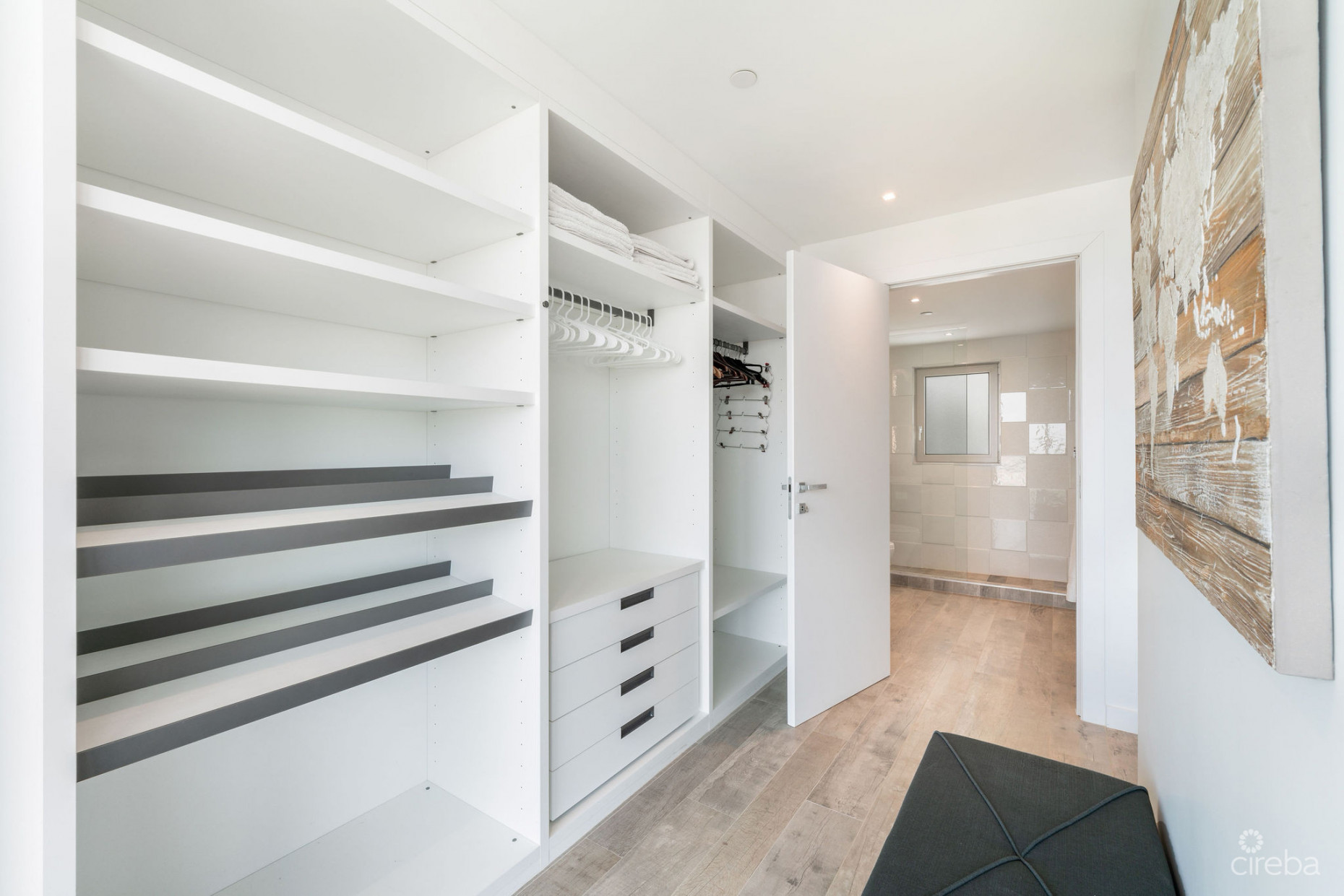 LUXURY BEACHFRONT PENTHOUSE 2 BED/2.5 BATH SOUTH SOUND