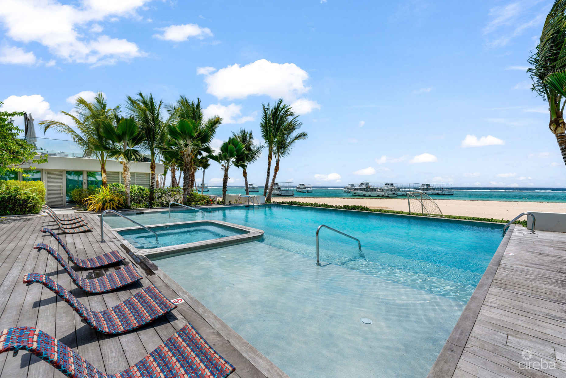 LUXURY BEACHFRONT PENTHOUSE 2 BED/2.5 BATH SOUTH SOUND