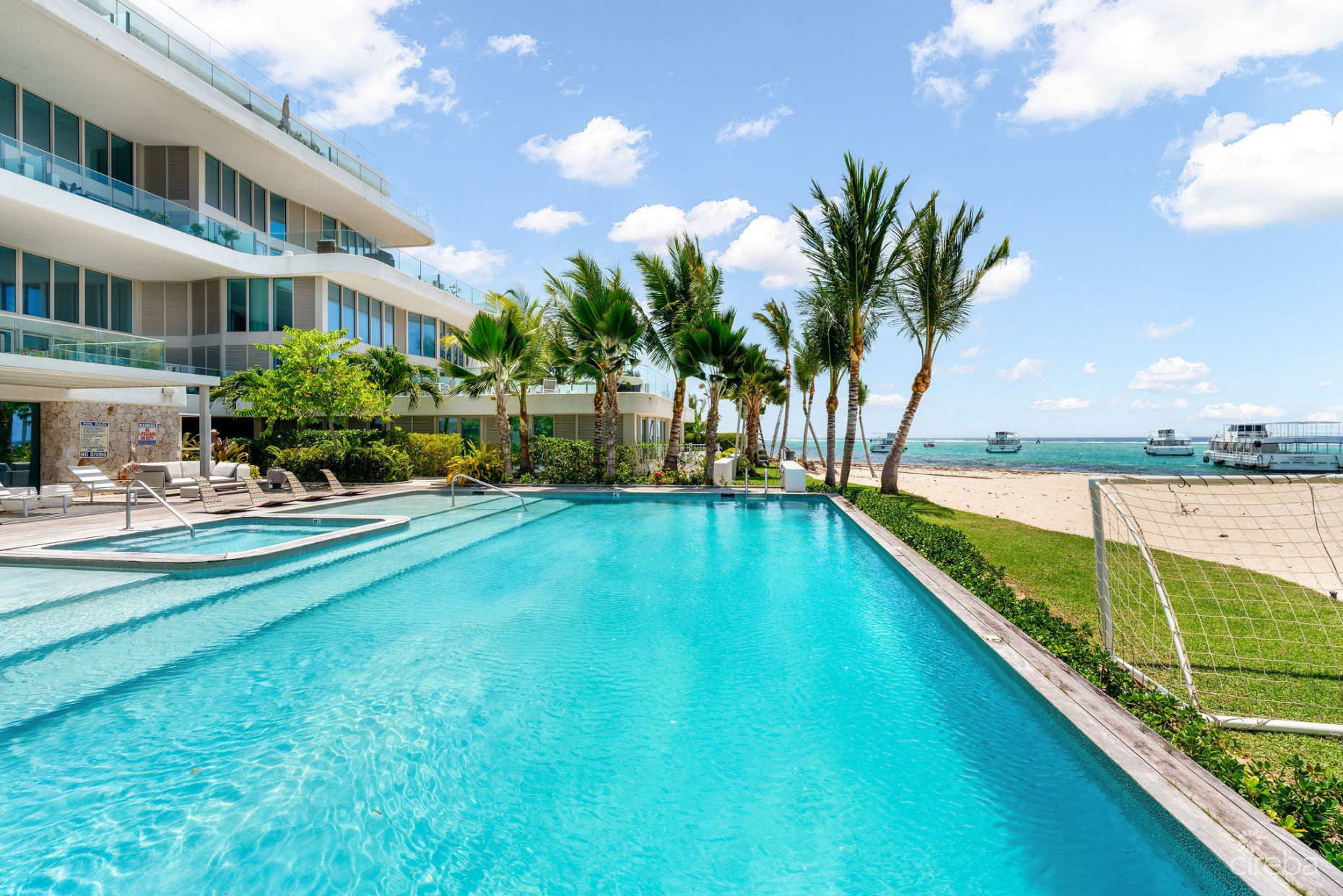 LUXURY BEACHFRONT PENTHOUSE 2 BED/2.5 BATH SOUTH SOUND