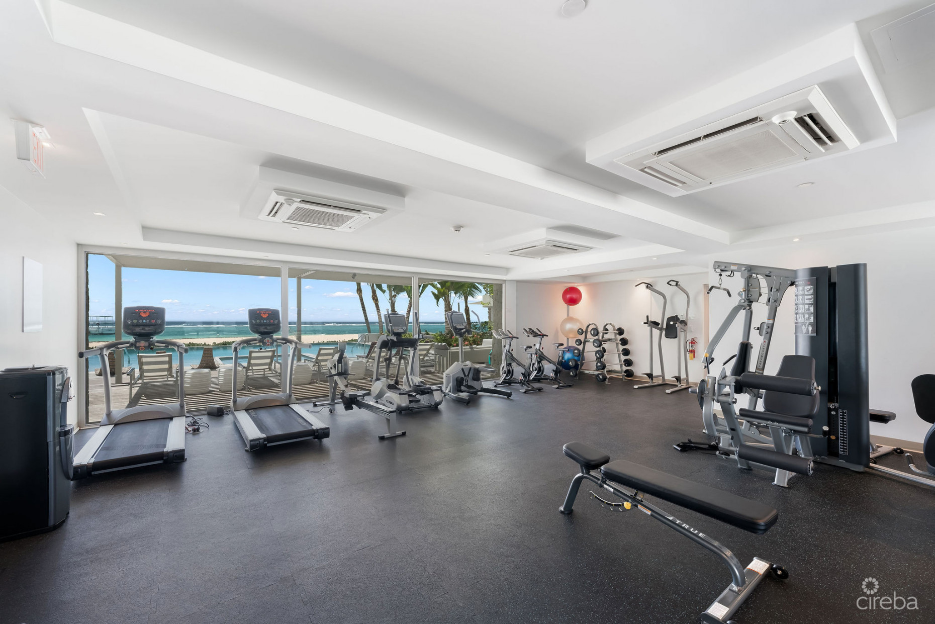 LUXURY BEACHFRONT PENTHOUSE 2 BED/2.5 BATH SOUTH SOUND