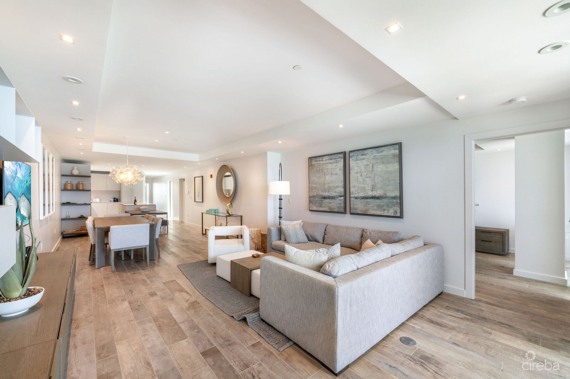 LUXURY BEACHFRONT PENTHOUSE 2 BED/2.5 BATH SOUTH SOUND