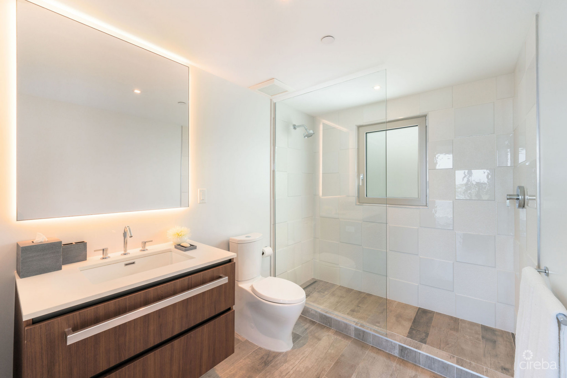 LUXURY BEACHFRONT PENTHOUSE 2 BED/2.5 BATH SOUTH SOUND