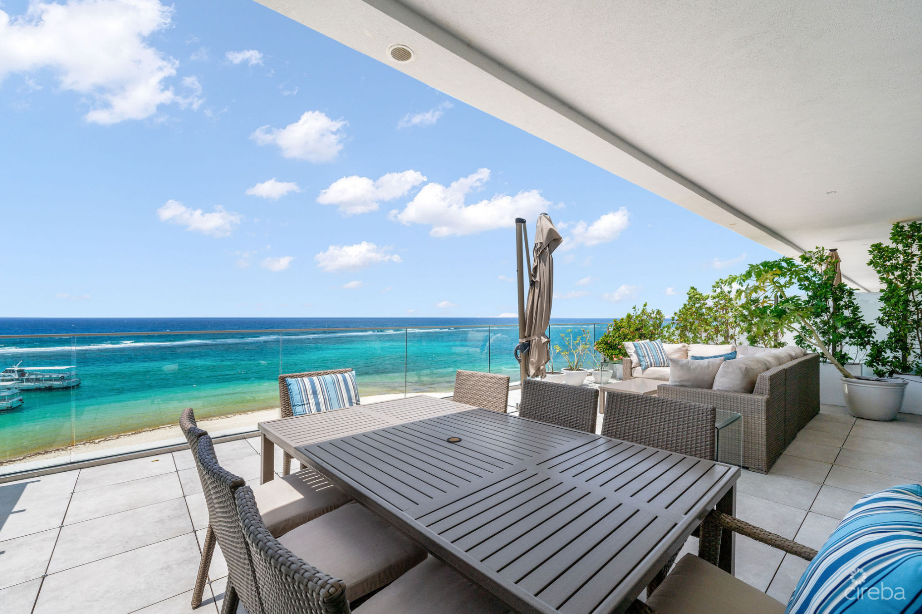 LUXURY BEACHFRONT PENTHOUSE 2 BED/2.5 BATH SOUTH SOUND