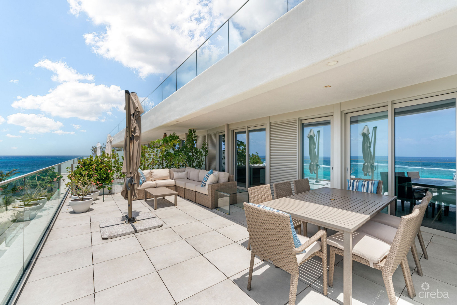 LUXURY BEACHFRONT PENTHOUSE 2 BED/2.5 BATH SOUTH SOUND