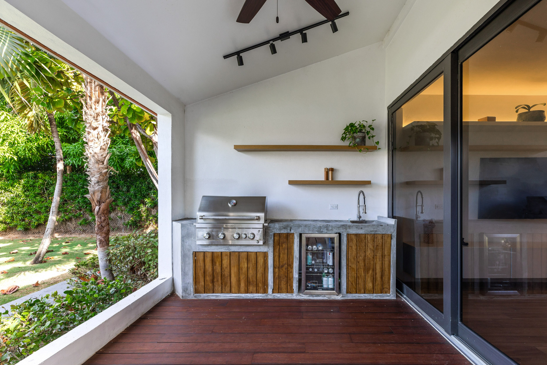 Canalfront 4 Bed | 4.5 Bath - Newly Renovated Governors Harbour Home