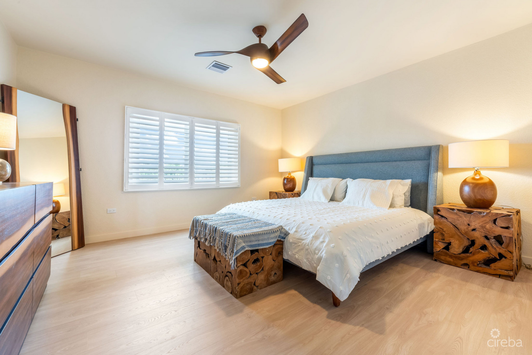 SUPERB VALUE AND VIEWS ON SPOTTS BEACH - 15 CORAL BAY VILLAGE