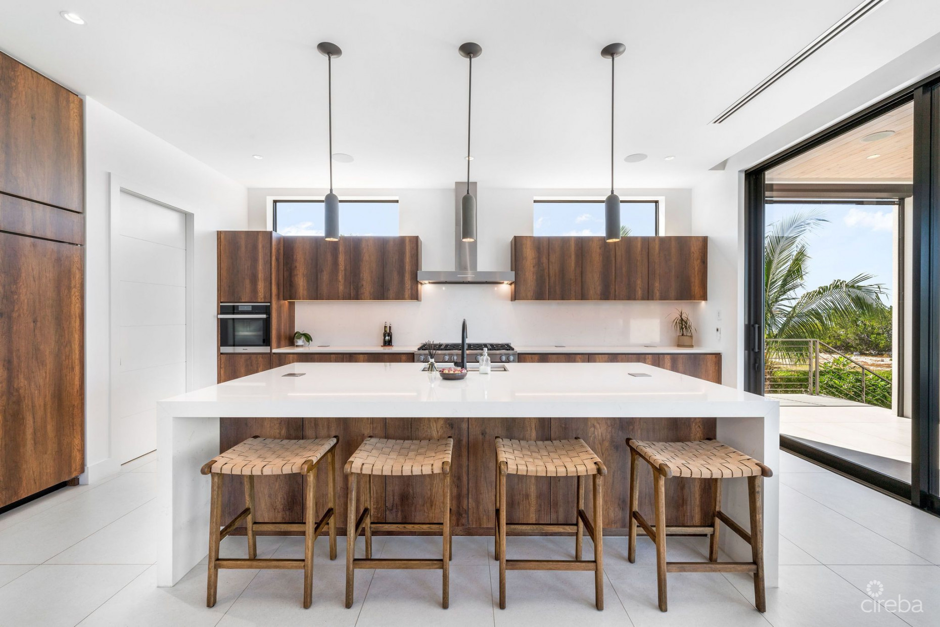 60 LALIQUE PENINSULA QUAY | LUXURY WATERFRONT LIVING IN CRYSTAL HARBOUR