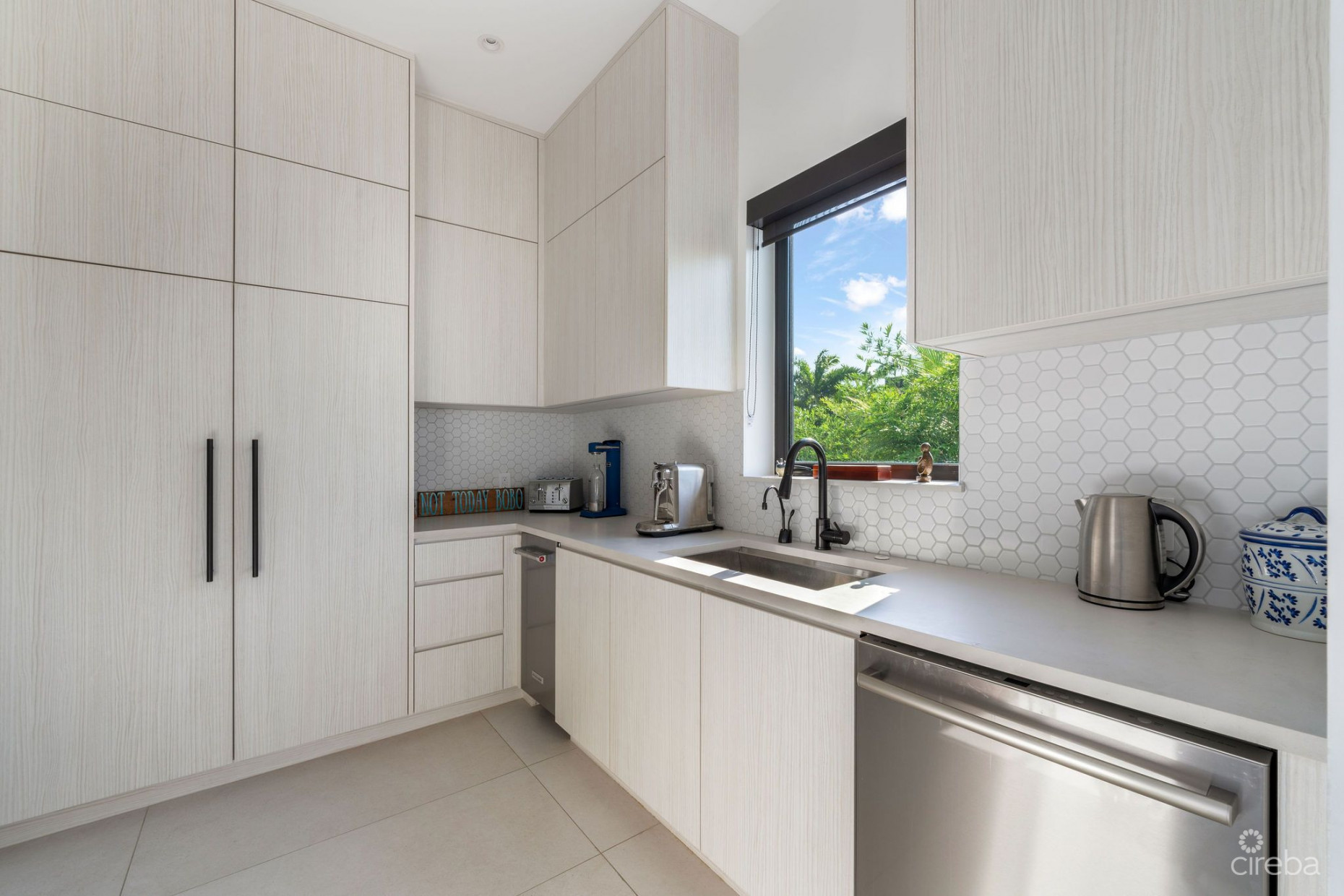 60 LALIQUE PENINSULA QUAY | LUXURY WATERFRONT LIVING IN CRYSTAL HARBOUR