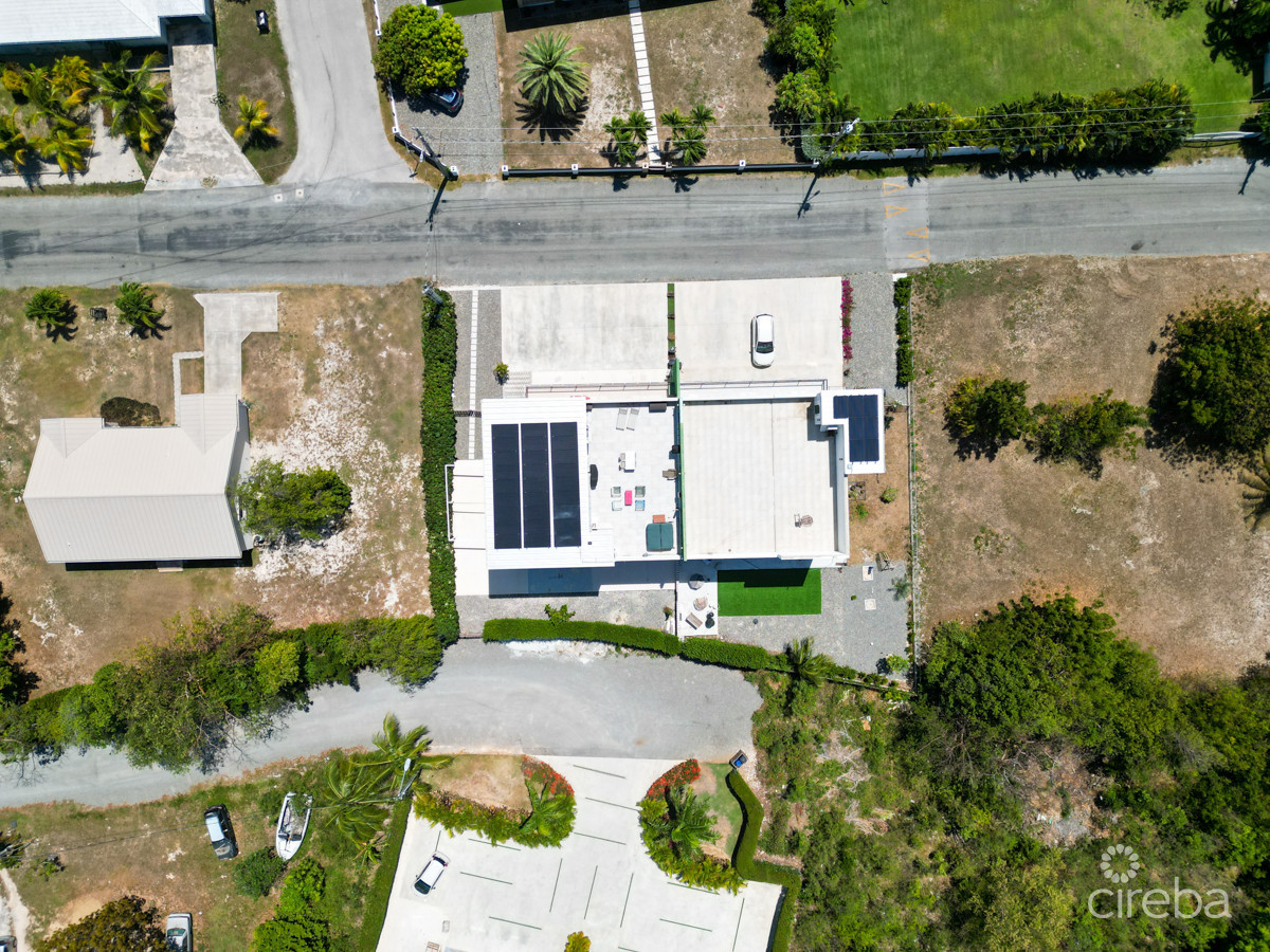 XL 3 BED WEST BAY DUPLEX WITH 2000 SQ FT OF STORAGE