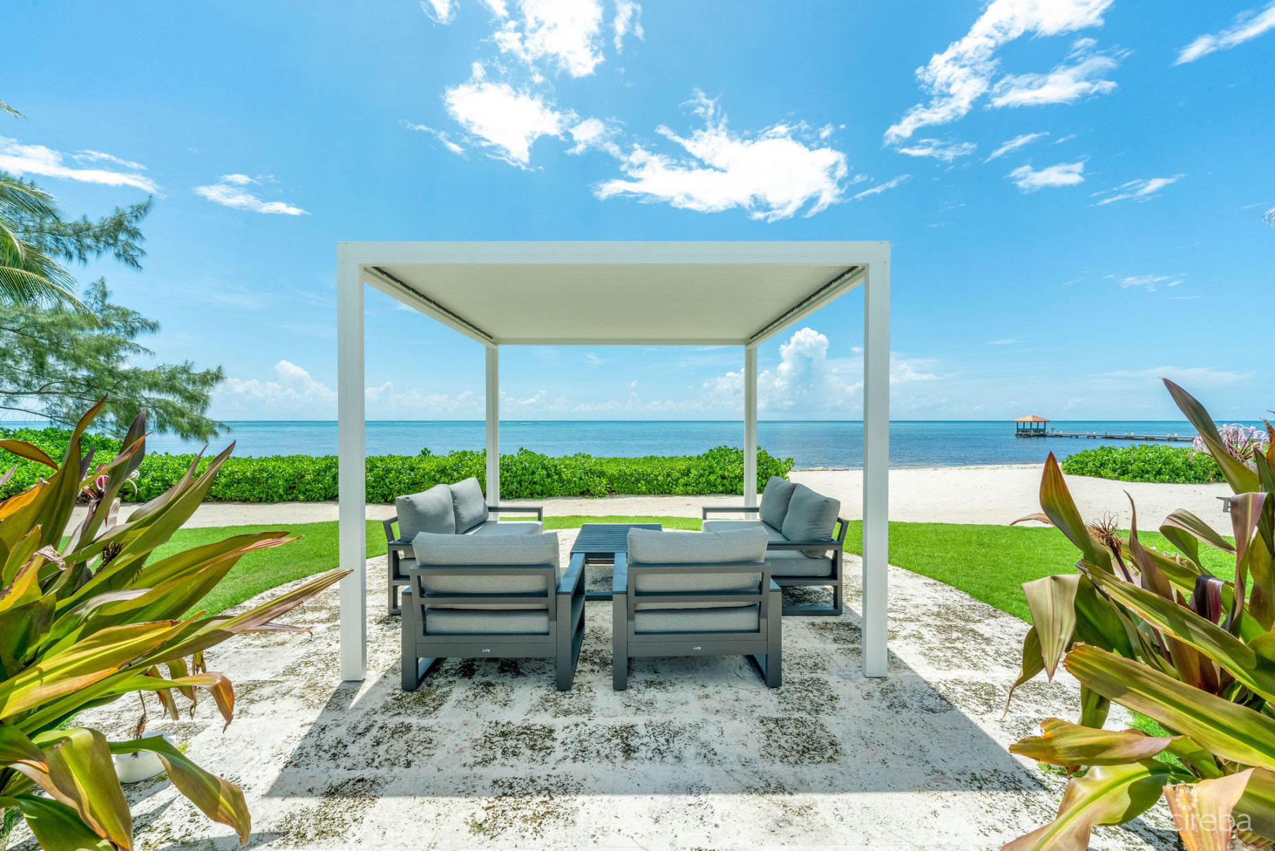 VILLA MORA SOUTH SOUND BEACHFRONT