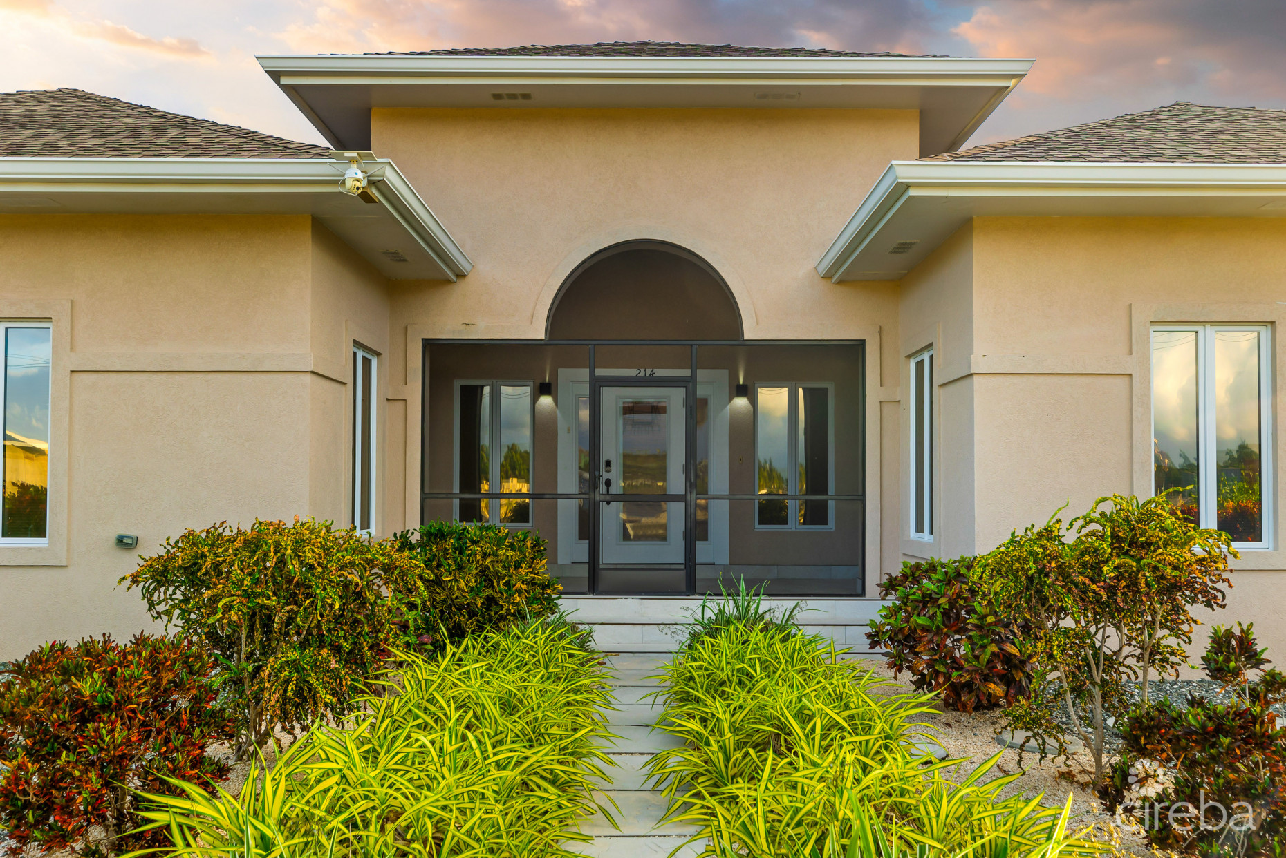 IMMACULATE 3BR FAMILY HOME W/ ADJACENT CANAL LOT