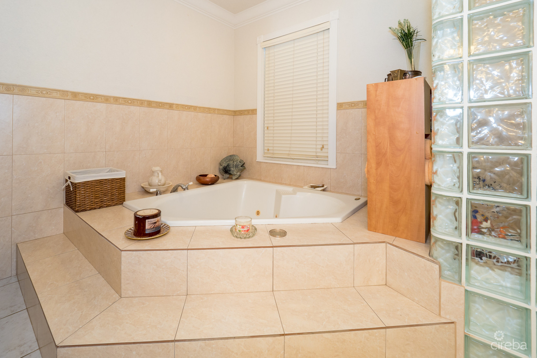 CARIBBEAN DREAM RETREAT WITH AWE-INSPIRING OCEAN VIEWS