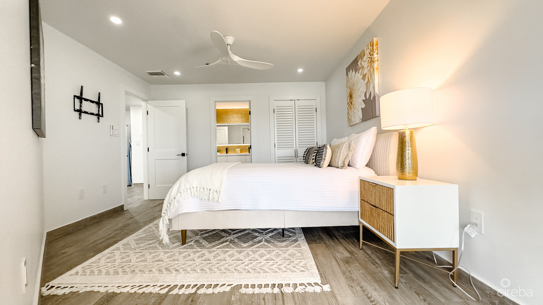 GRAND CAYMANIAN PENTHOUSE - CRYSTAL HARBOUR