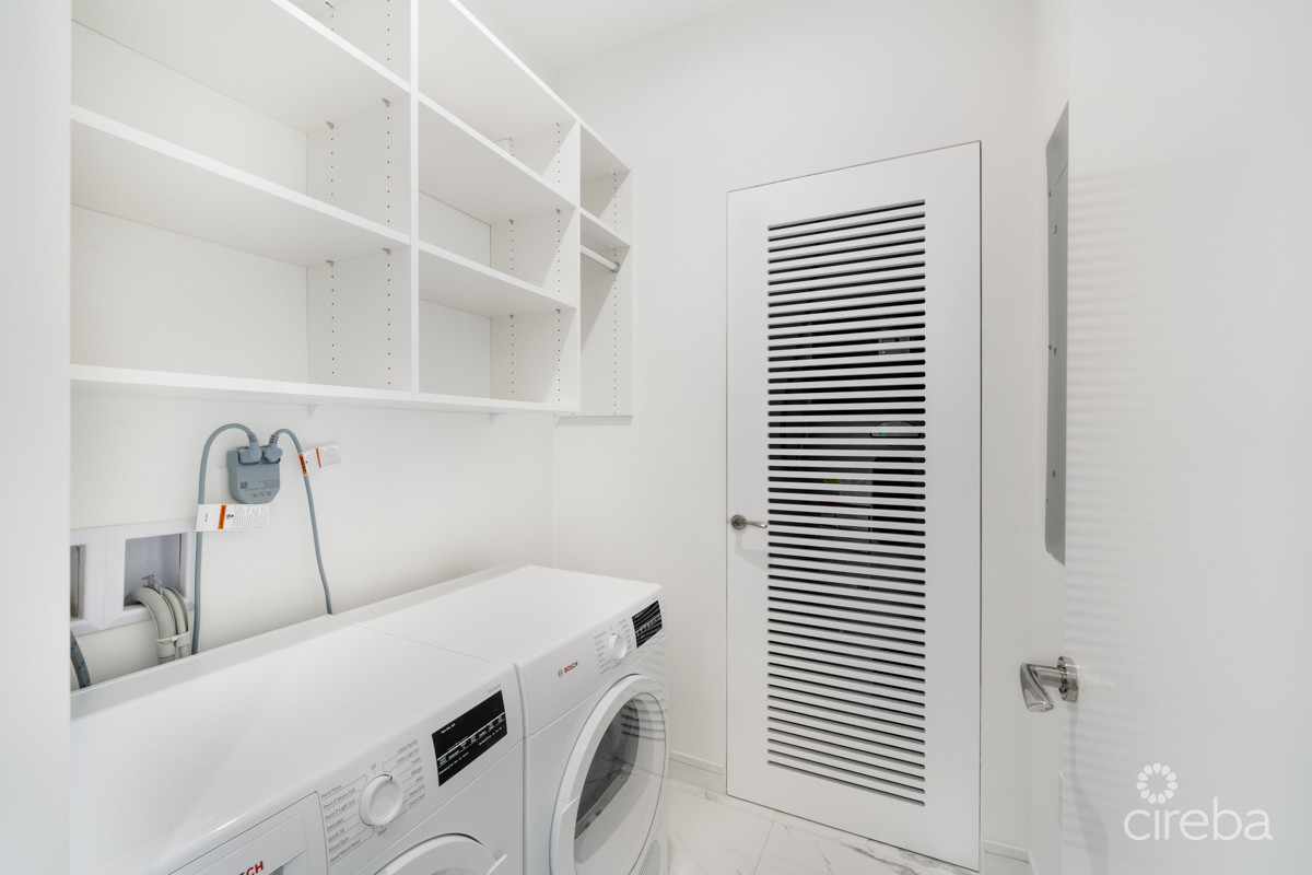 FIN OCEANFRONT CORNER RESIDENCE