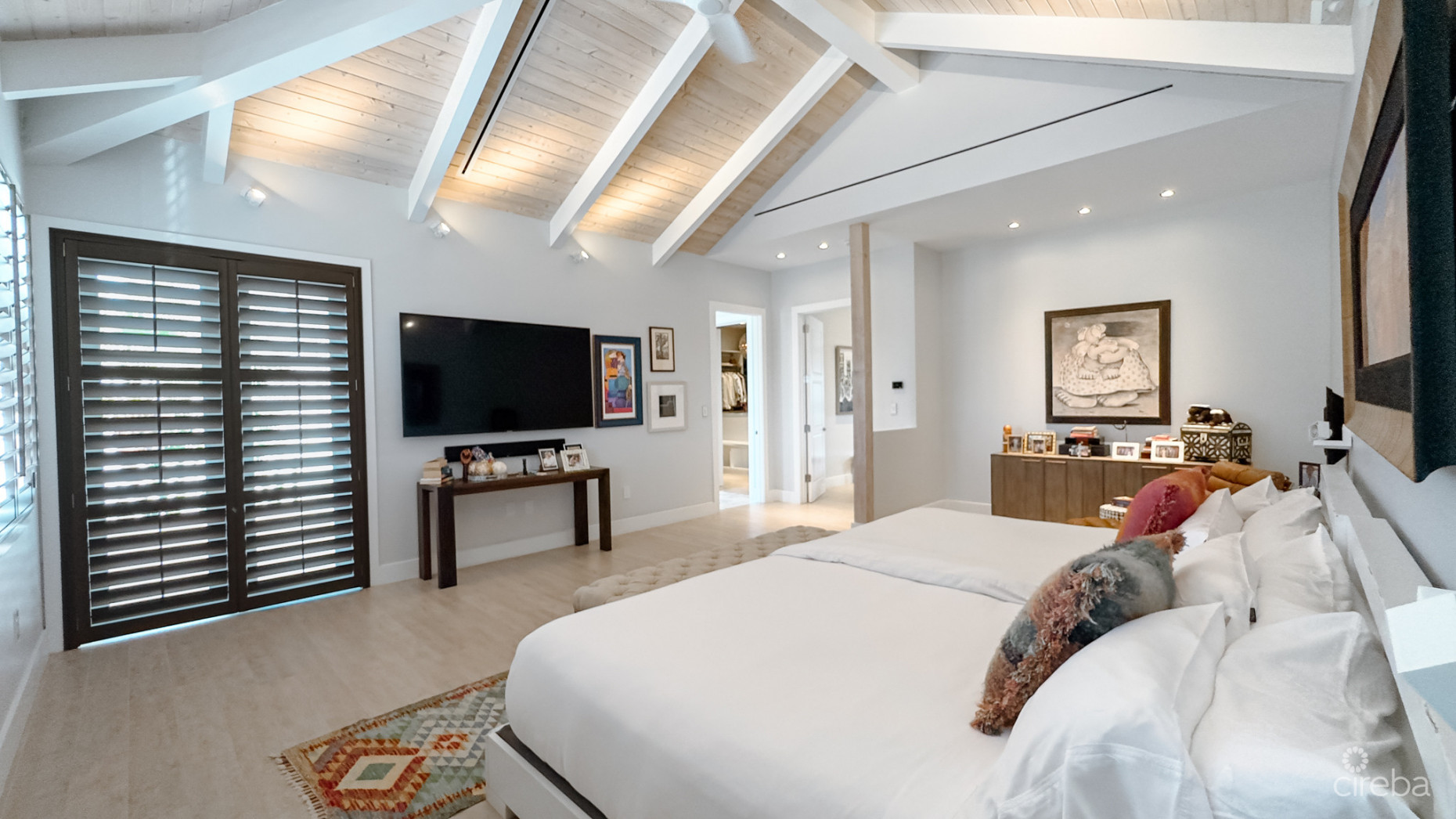 CASA BELLA – WATERFRONT RESIDENCE IN CRYSTAL HARBOUR