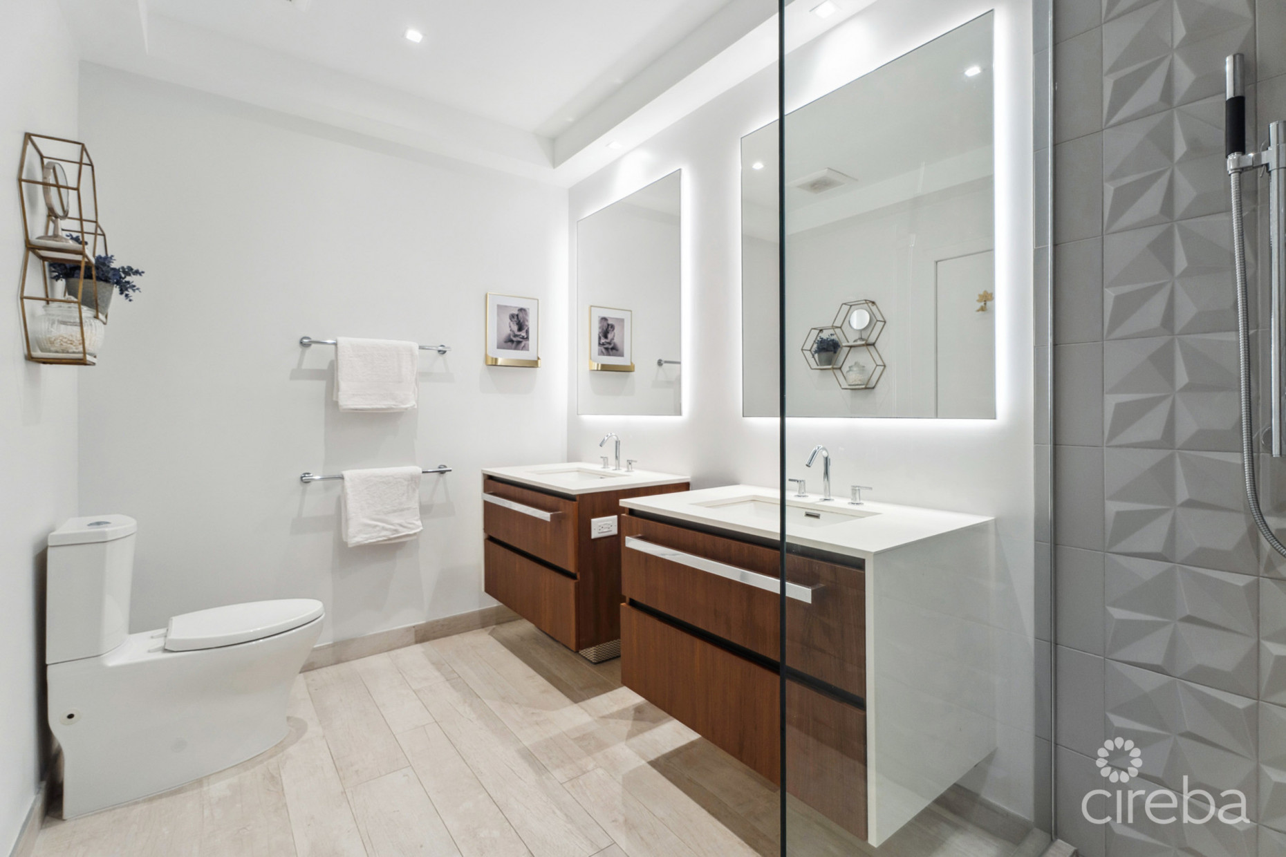 TIDES 4-BED BEACHFRONT CONDO WITH OVERSIZED TERRACE