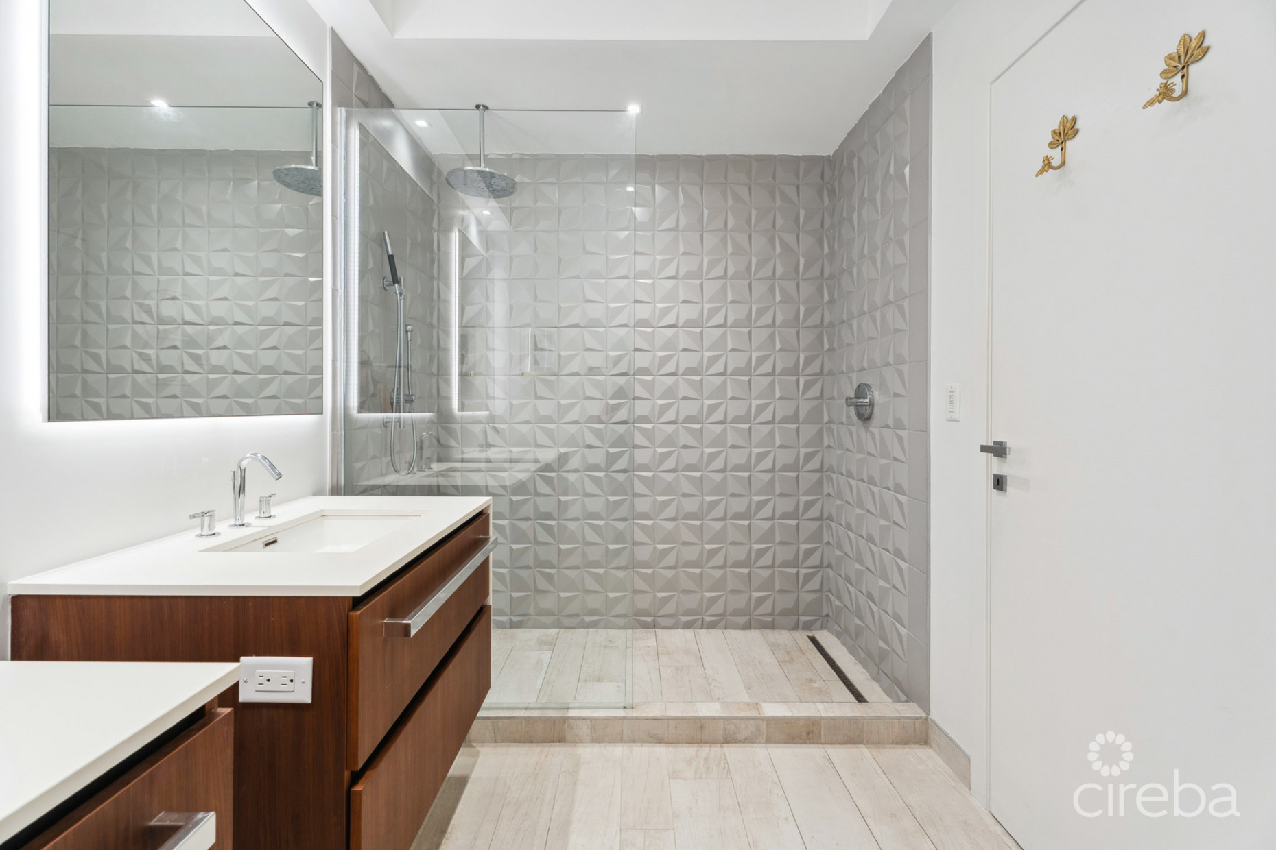 TIDES 4-BED BEACHFRONT CONDO WITH OVERSIZED TERRACE