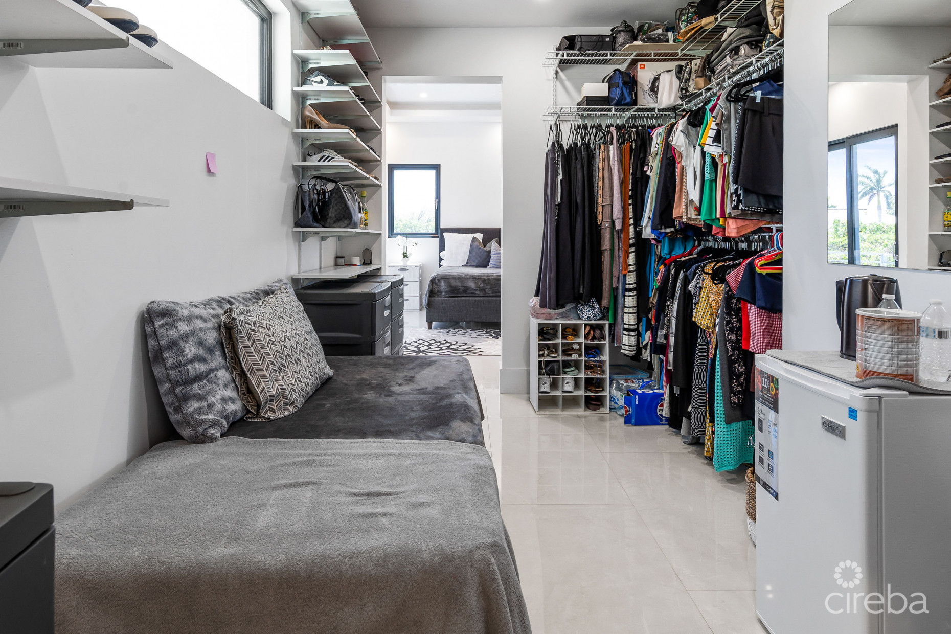 48 HAVEN CIRCLE - MODERN SINGLE FAMILY HOME