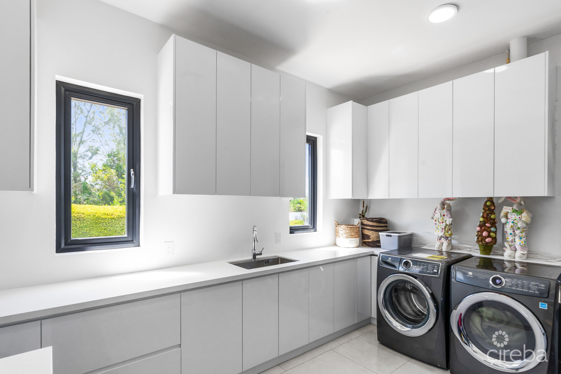 48 HAVEN CIRCLE - MODERN SINGLE FAMILY HOME