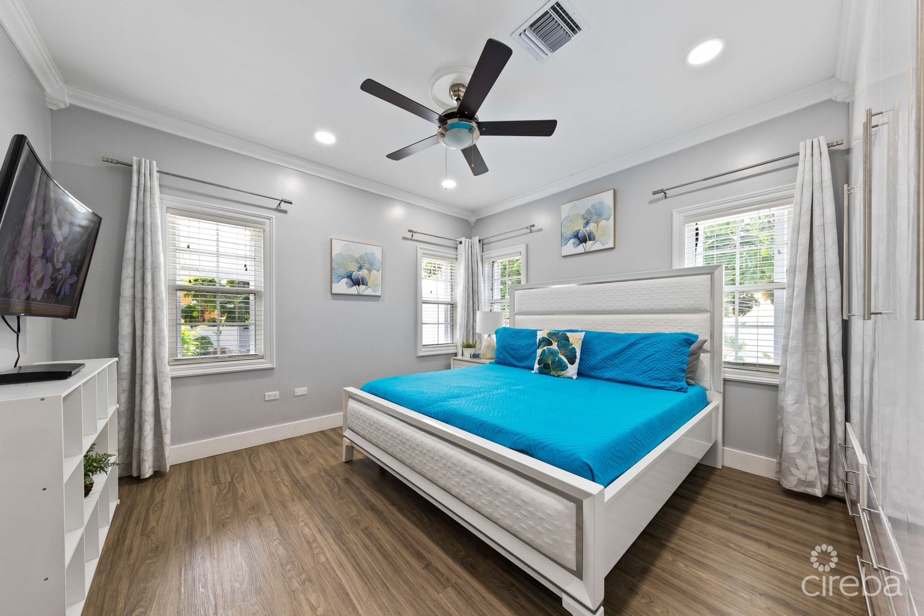 SINGLE FAMILY GEM IN NORTH SOUND ESTATES