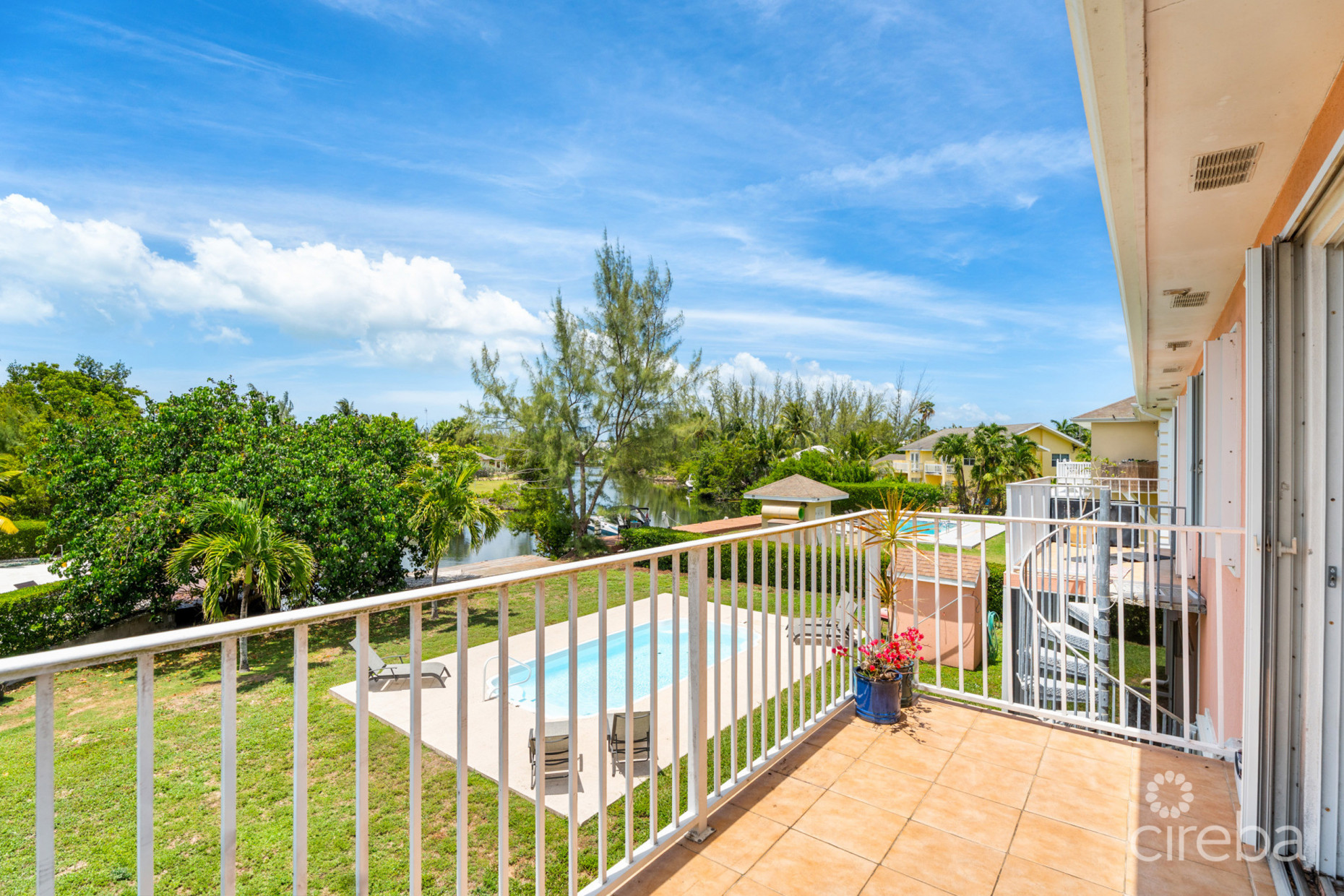 UPGRADED 2BEDS CANALFRONT