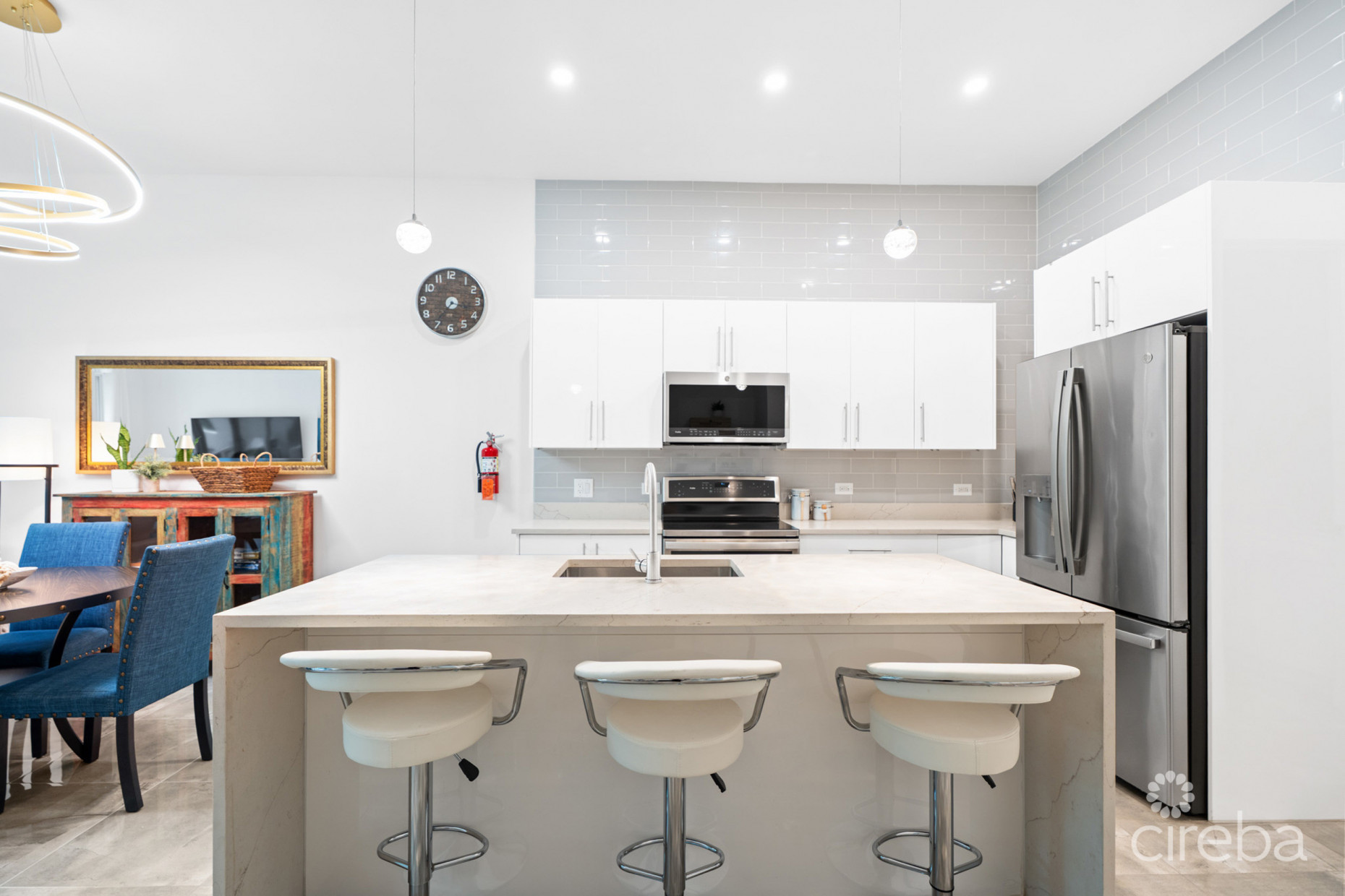 ELEVEN PARC TOWNHOME – PRIME LOCATION IN SEVEN MILE BEACH CORRIDOR