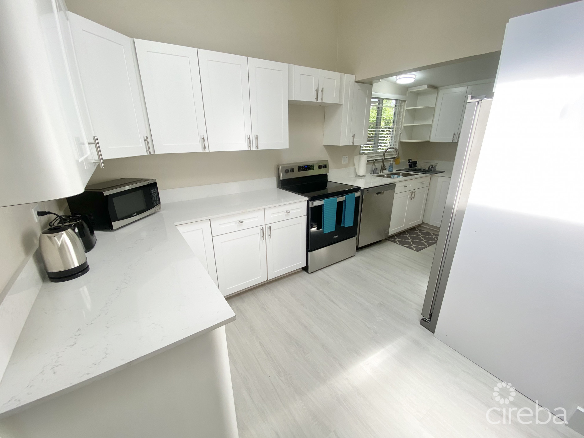 STUNNINGLY RENOVATED 3 BED +DEN HOME IN GEORGE TOWN
